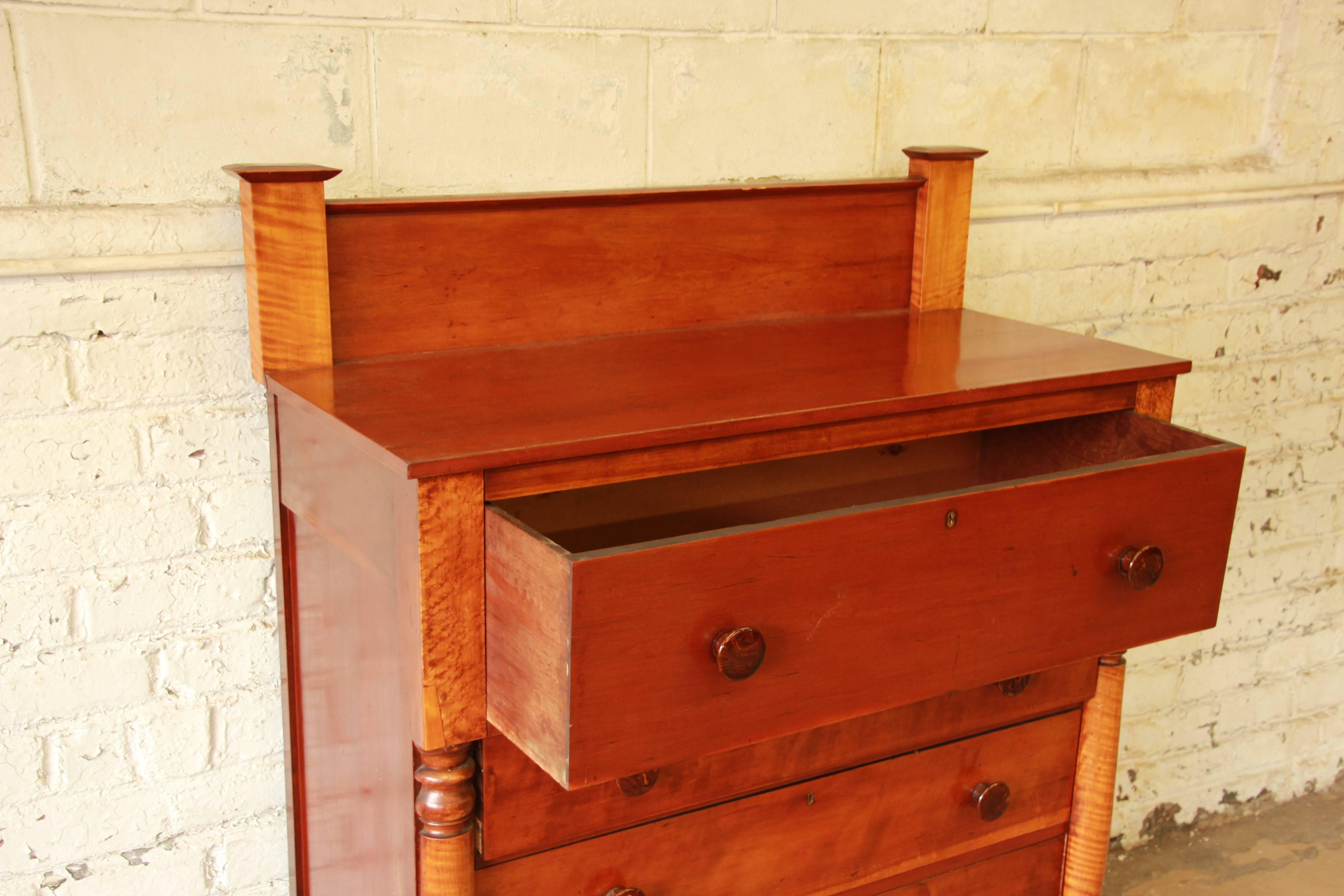 American Sheraton Tiger Maple and Cherry Chest of Drawers, 1820s In Good Condition In South Bend, IN