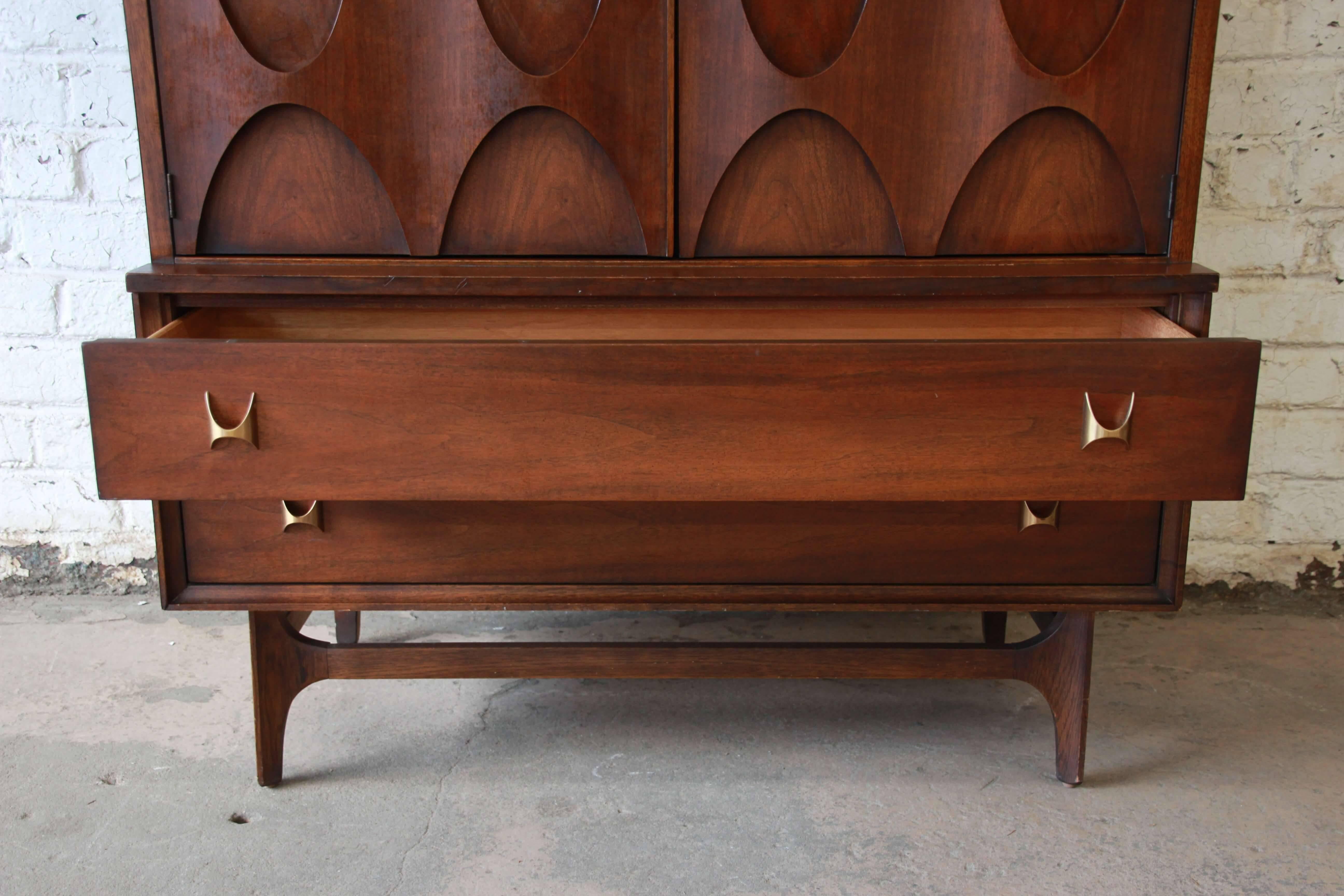 Broyhill Brasilia Mid-Century Modern Gentleman's Chest In Good Condition In South Bend, IN