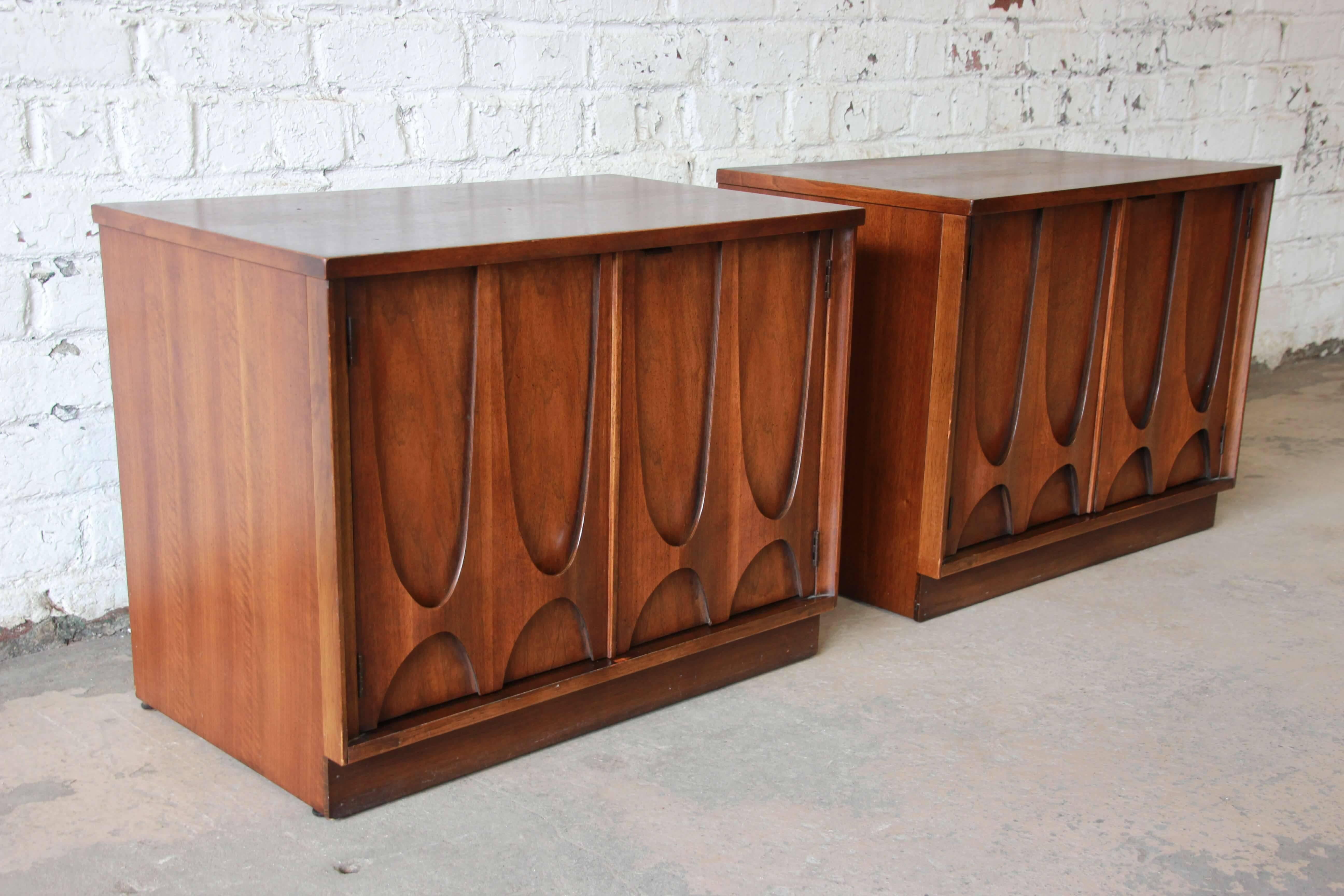 Offering a nice pair of Broyhill Brasilia nightstands. The nightstands have sculpted arch pulls that open up to a large cabinet space with ample storage. The line was designed by Oscar Niemeyer. The cabinets are in good vintage condition.