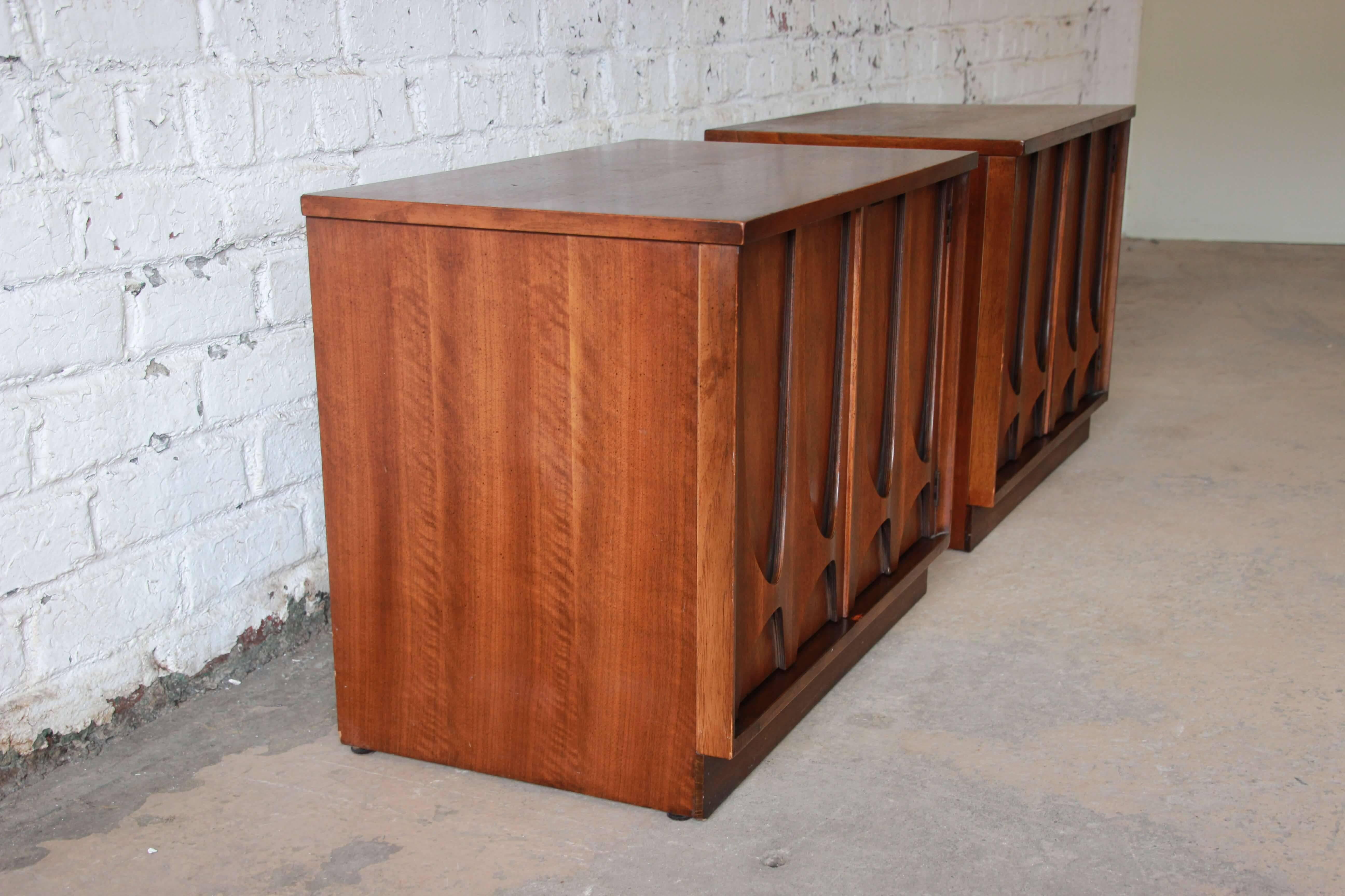 Pair of Broyhill Brasilia Mid-Century Modern Nightstands In Good Condition In South Bend, IN