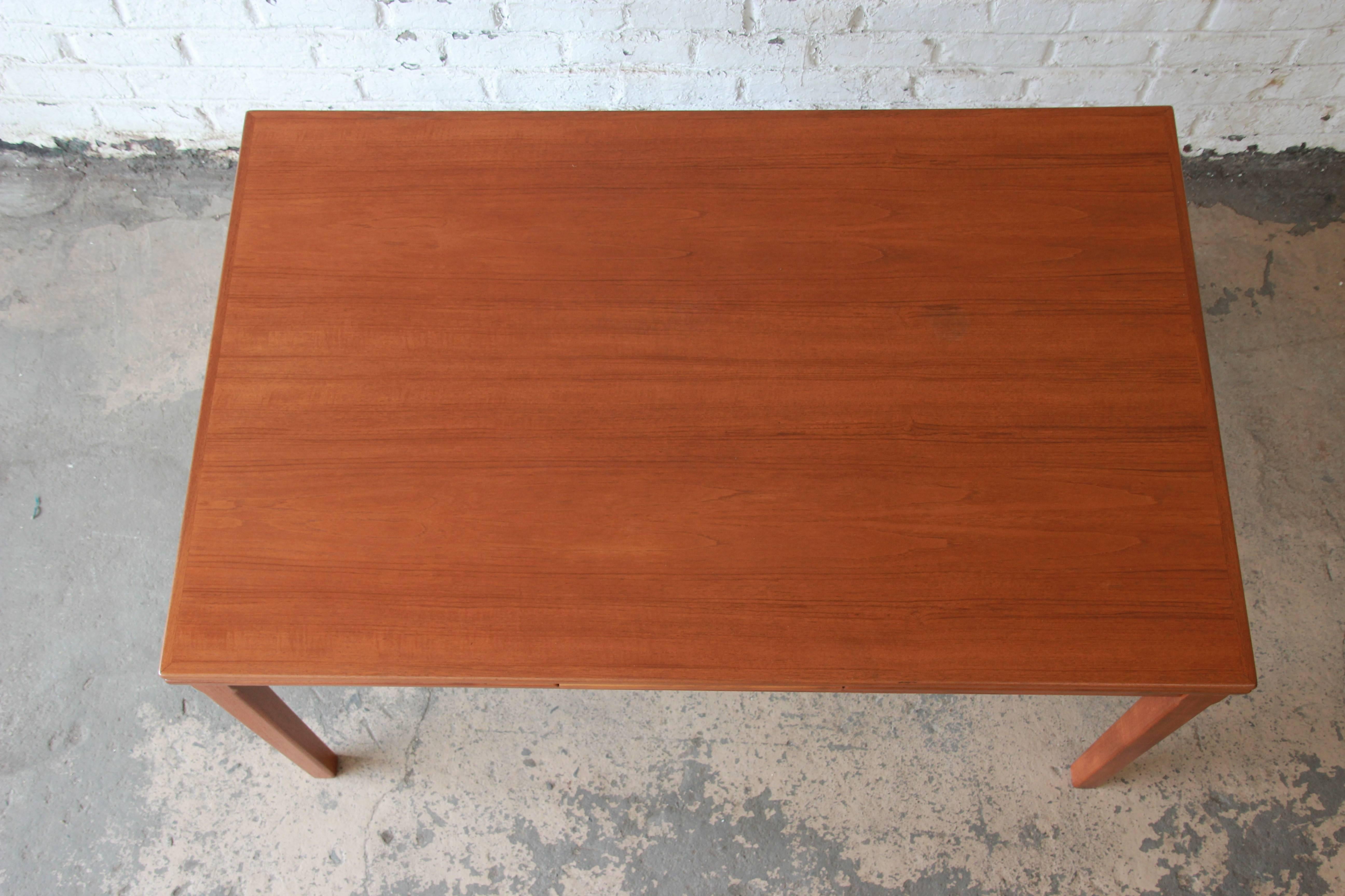 Johannes Andersen Style Danish Modern Teak Extension Dining Table, 1960s In Excellent Condition In South Bend, IN