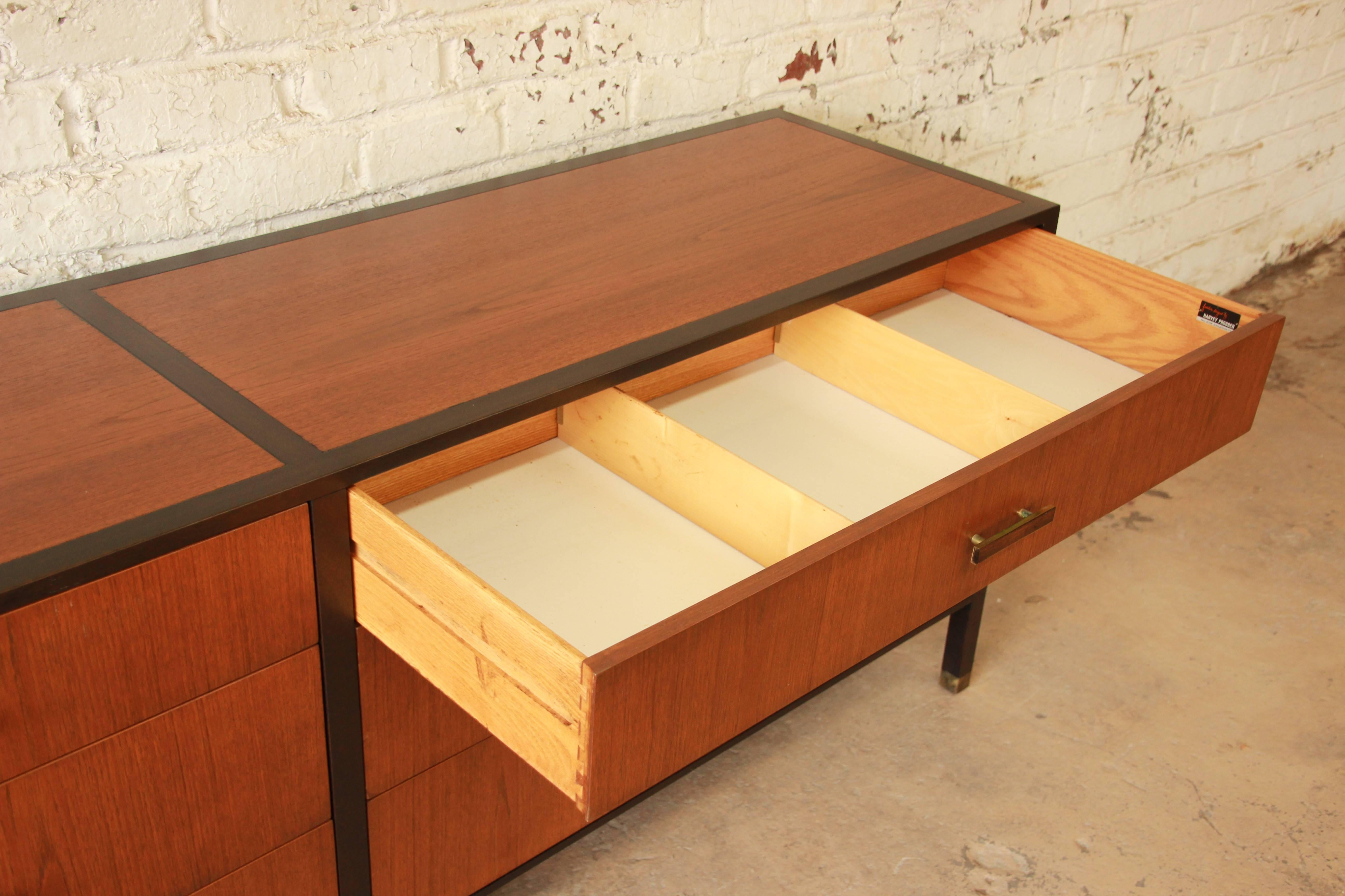Mid-20th Century Harvey Probber Mid-Century Six-Drawer Dresser in Walnut and Ebonized Mahogany