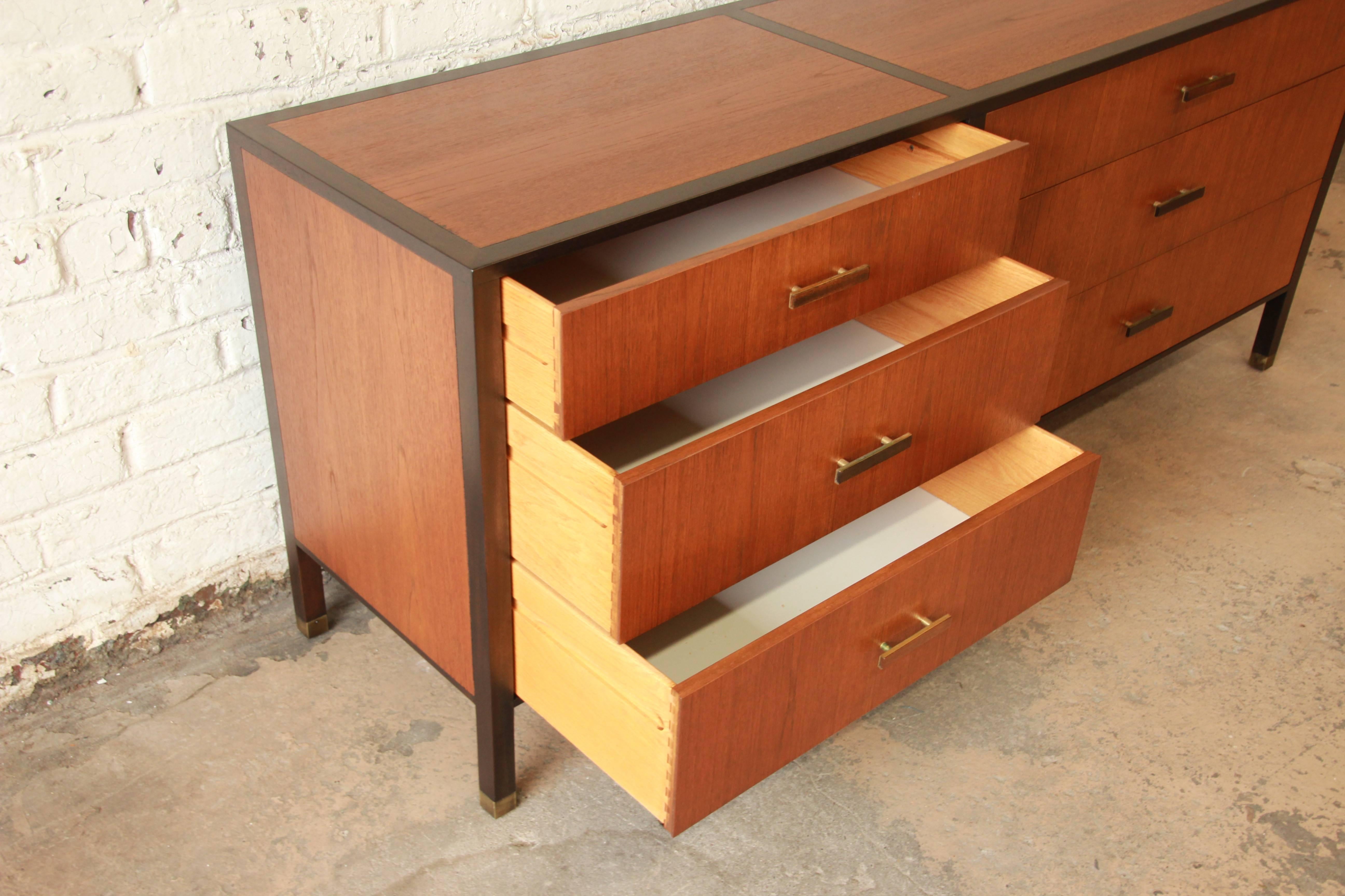 Harvey Probber Mid-Century Six-Drawer Dresser in Walnut and Ebonized Mahogany In Excellent Condition In South Bend, IN