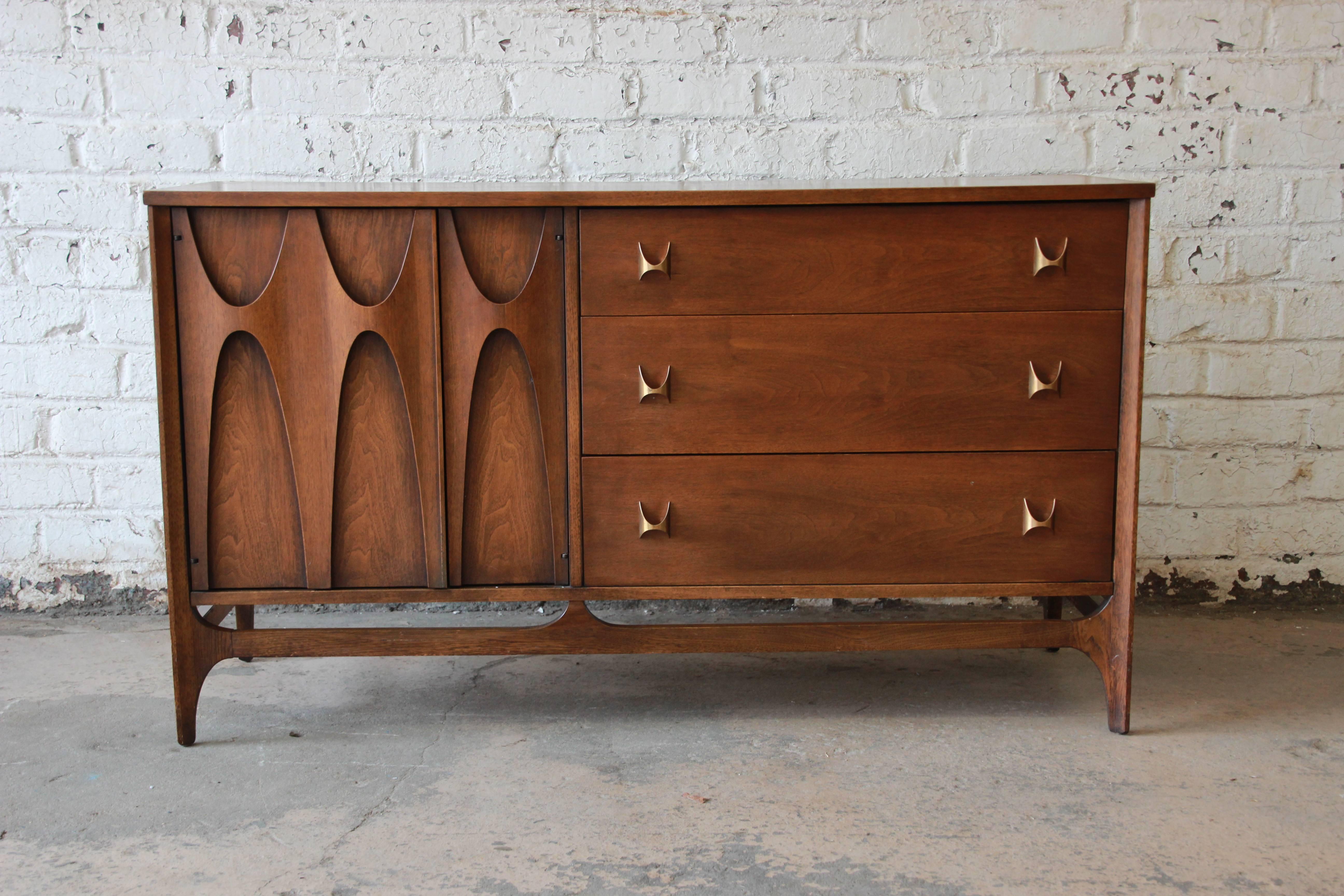 Broyhill Brasilia Mid-Century Sculpted Walnut Sideboard with Hutch In Good Condition In South Bend, IN