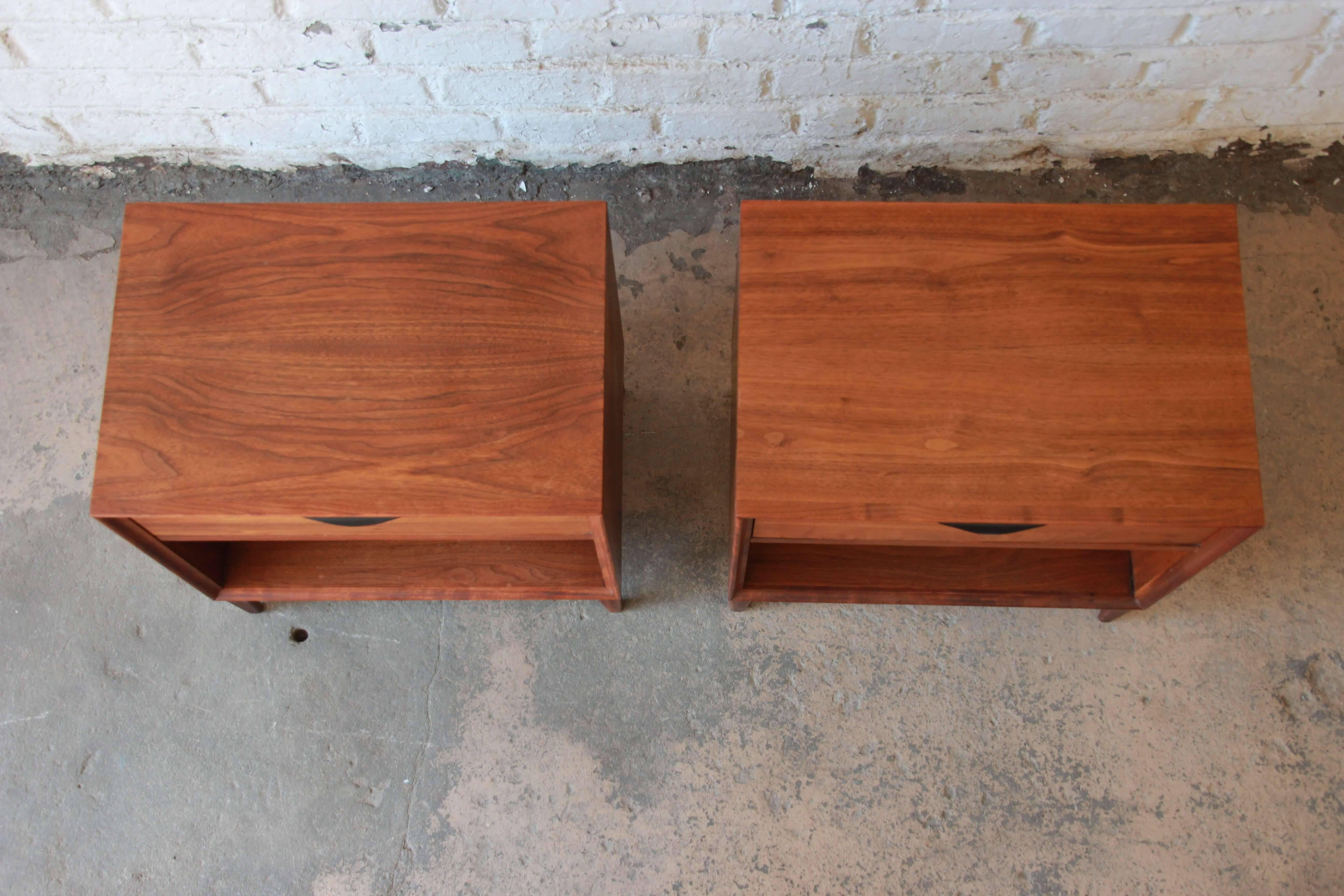Merton Gershun for Dillingham Mid-Century Modern Walnut Nightstands, a Pair In Good Condition In South Bend, IN