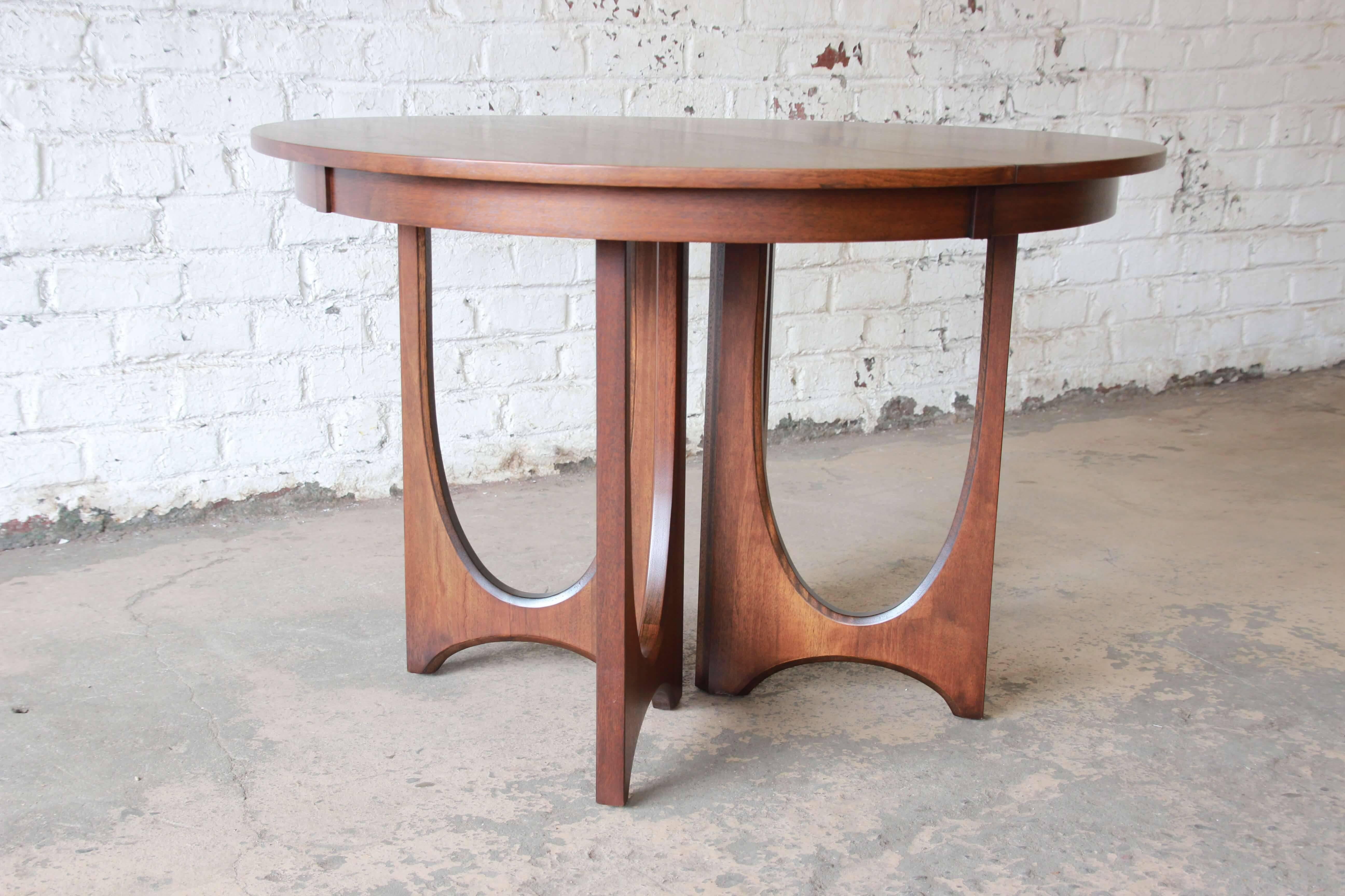 Broyhill Brasilia Sculpted Walnut Extension Dining Table In Excellent Condition In South Bend, IN