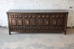 Enfilade de style colonial espagnol en noyer foncé John Widdicomb