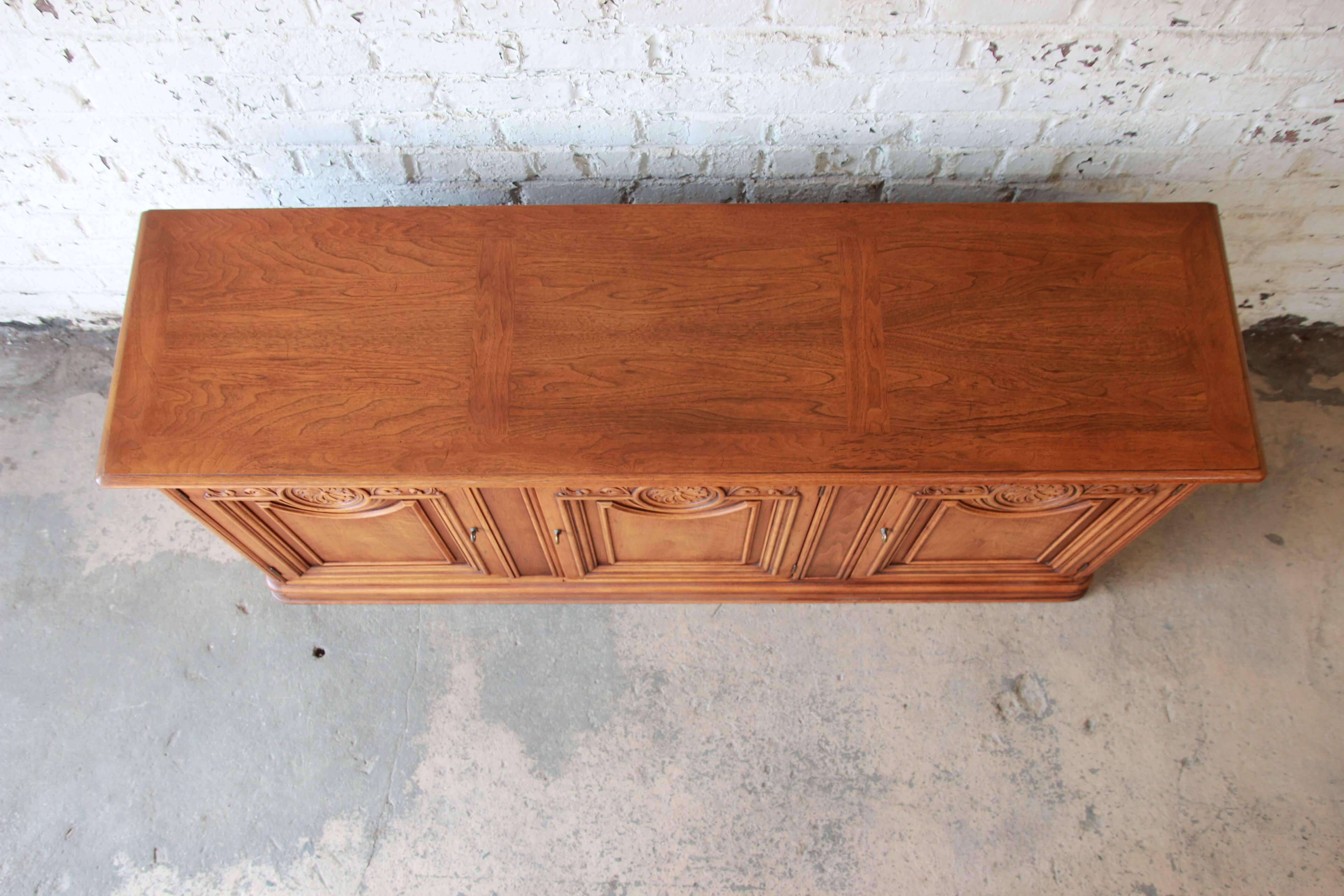 Henredon Custom Folio Two Collection French Country Sideboard In Good Condition In South Bend, IN