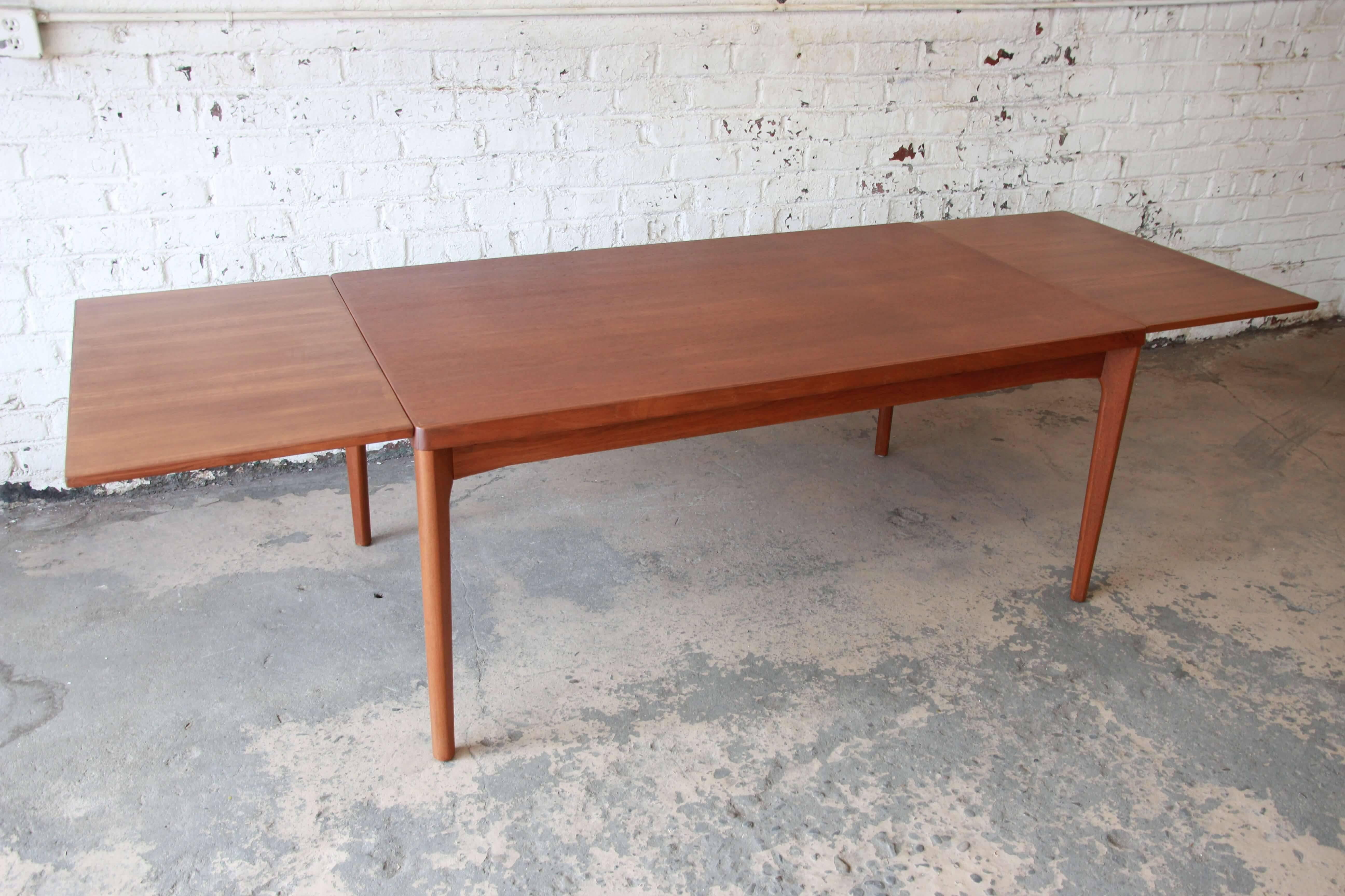 Henning Kjaernulf for Vejle Stole Danish Modern Teak Extension Dining Table In Good Condition In South Bend, IN