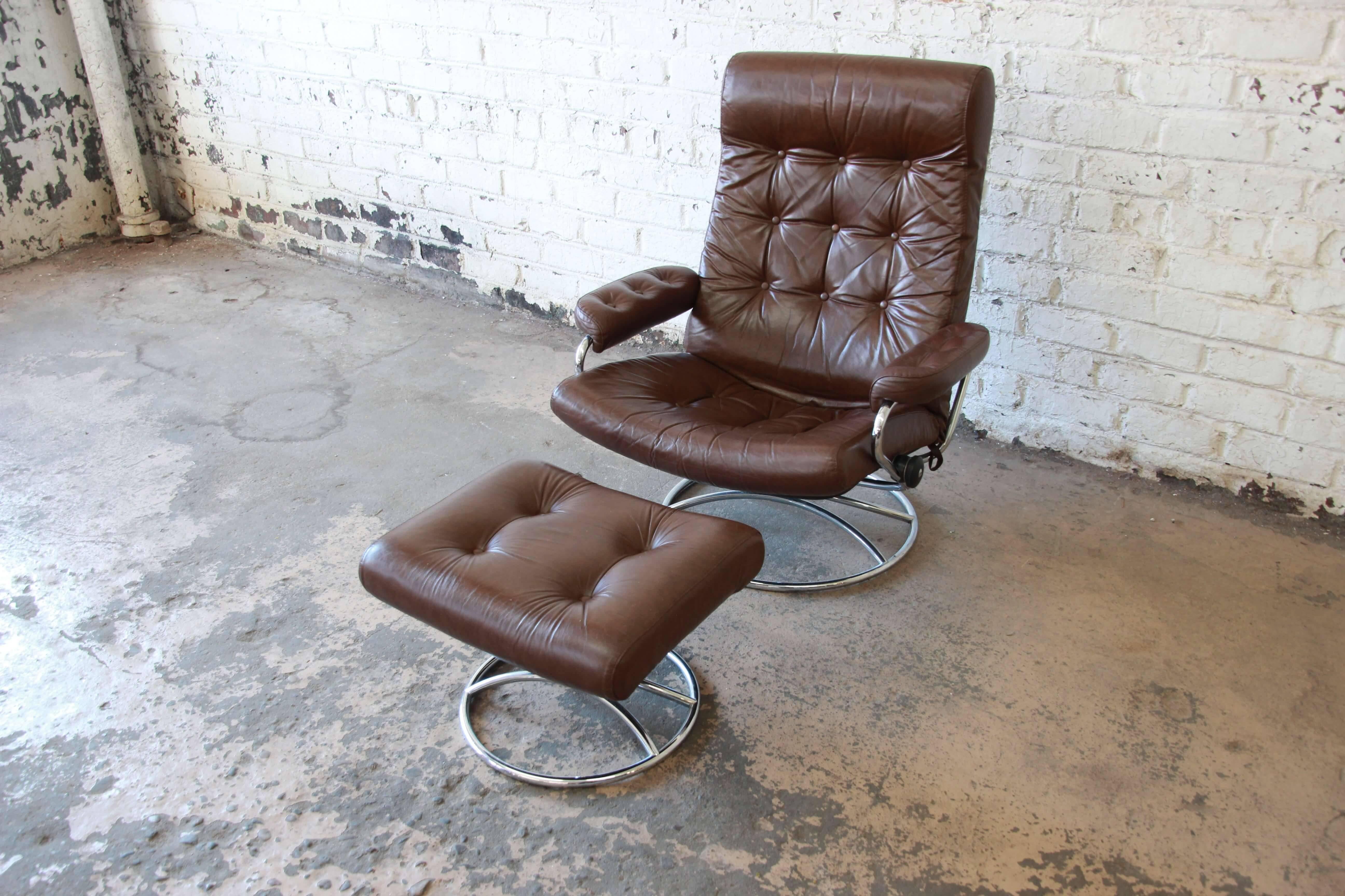 Offering a very nice and comfortable vintage Ekornes Stressless lounge chair and ottoman in brown leather. The tufted leather is in great vintage condition with very little wear and is comfortable and soft. The foam and armrest are well padded and