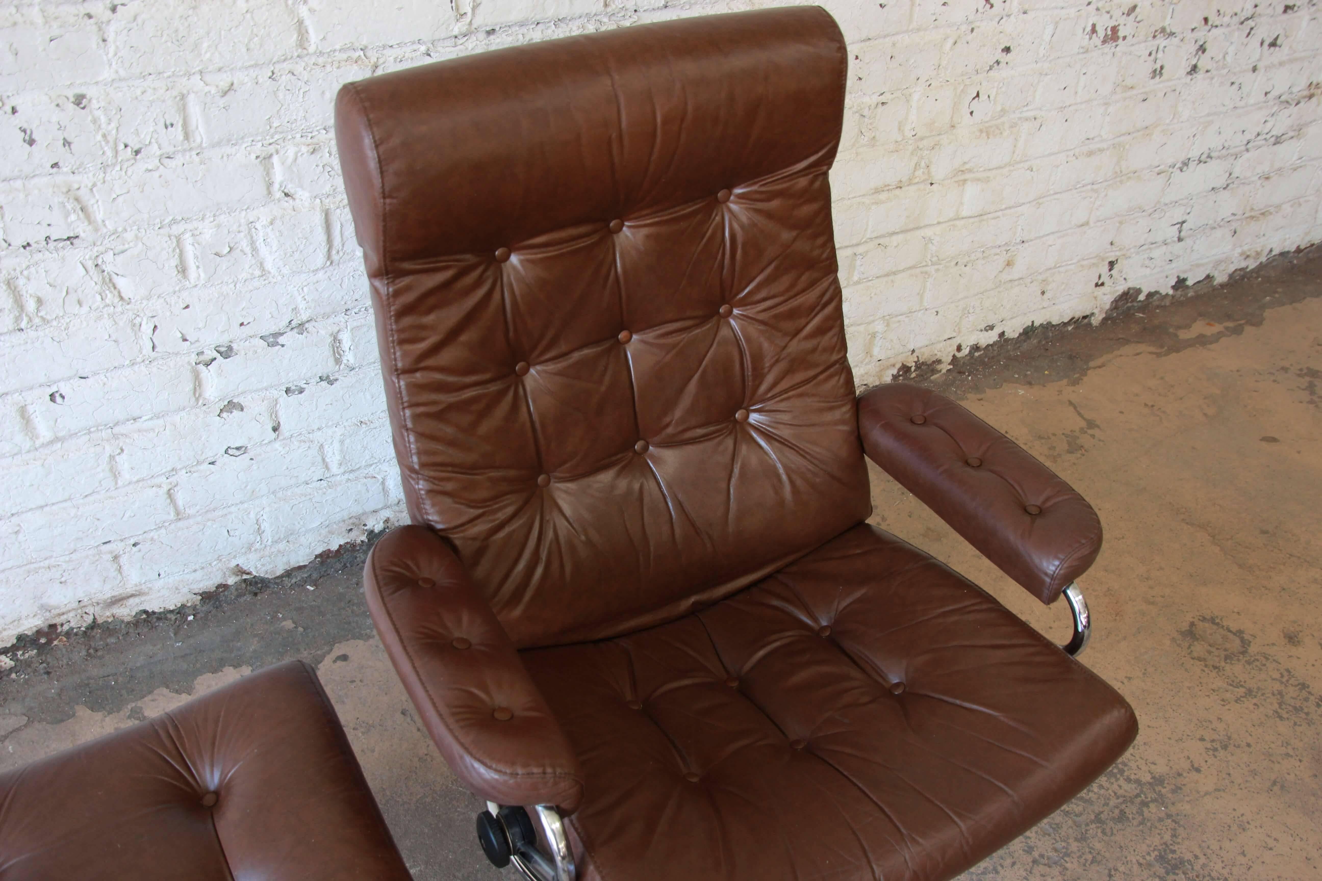 Vintage Brown Leather Ekornes Stressless Lounge Chair with Ottoman In Good Condition In South Bend, IN