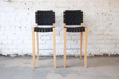Barhocker im Risom-Stil aus schwarzem Segeltuch mit Riemen von Andreu World