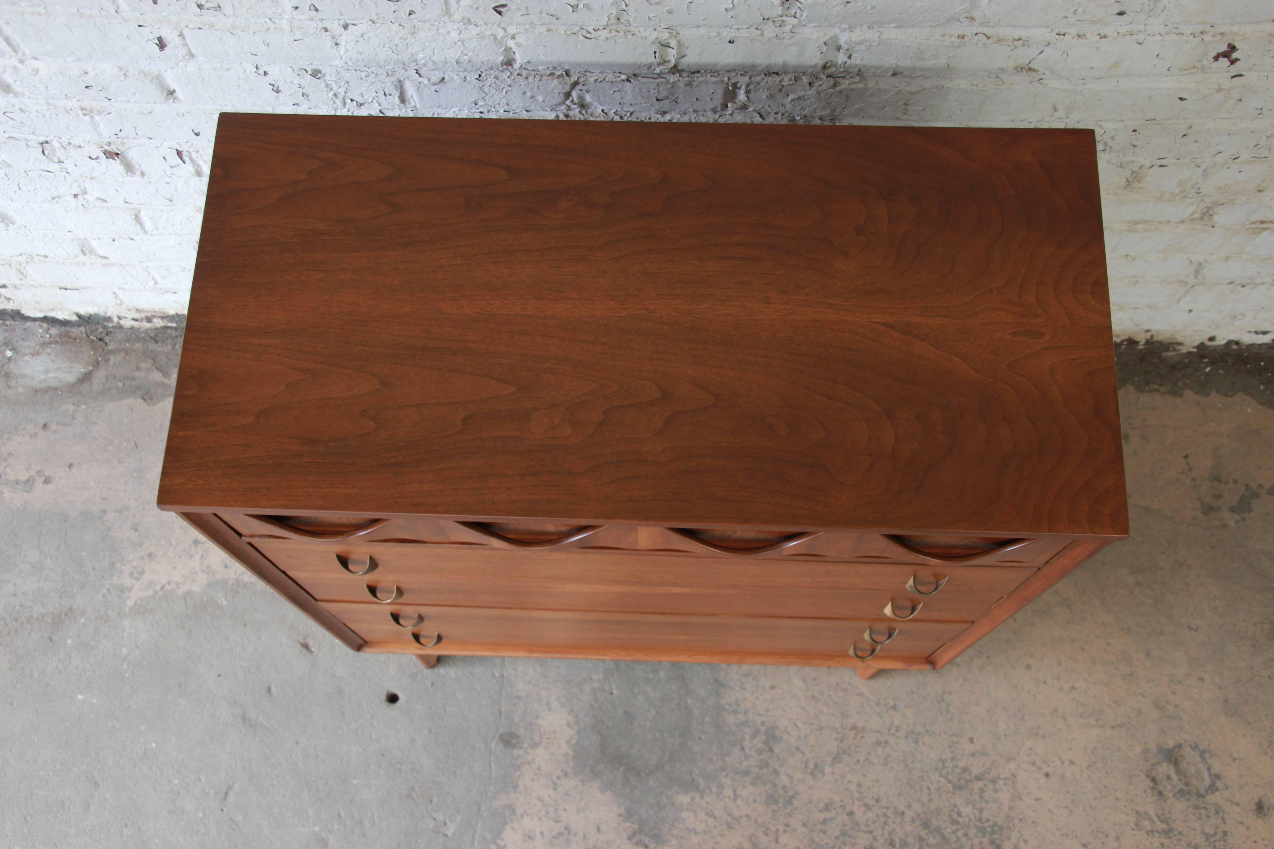 Broyhill Brasilia Mid-Century Modern Sculpted Walnut Highboy Dresser In Excellent Condition In South Bend, IN