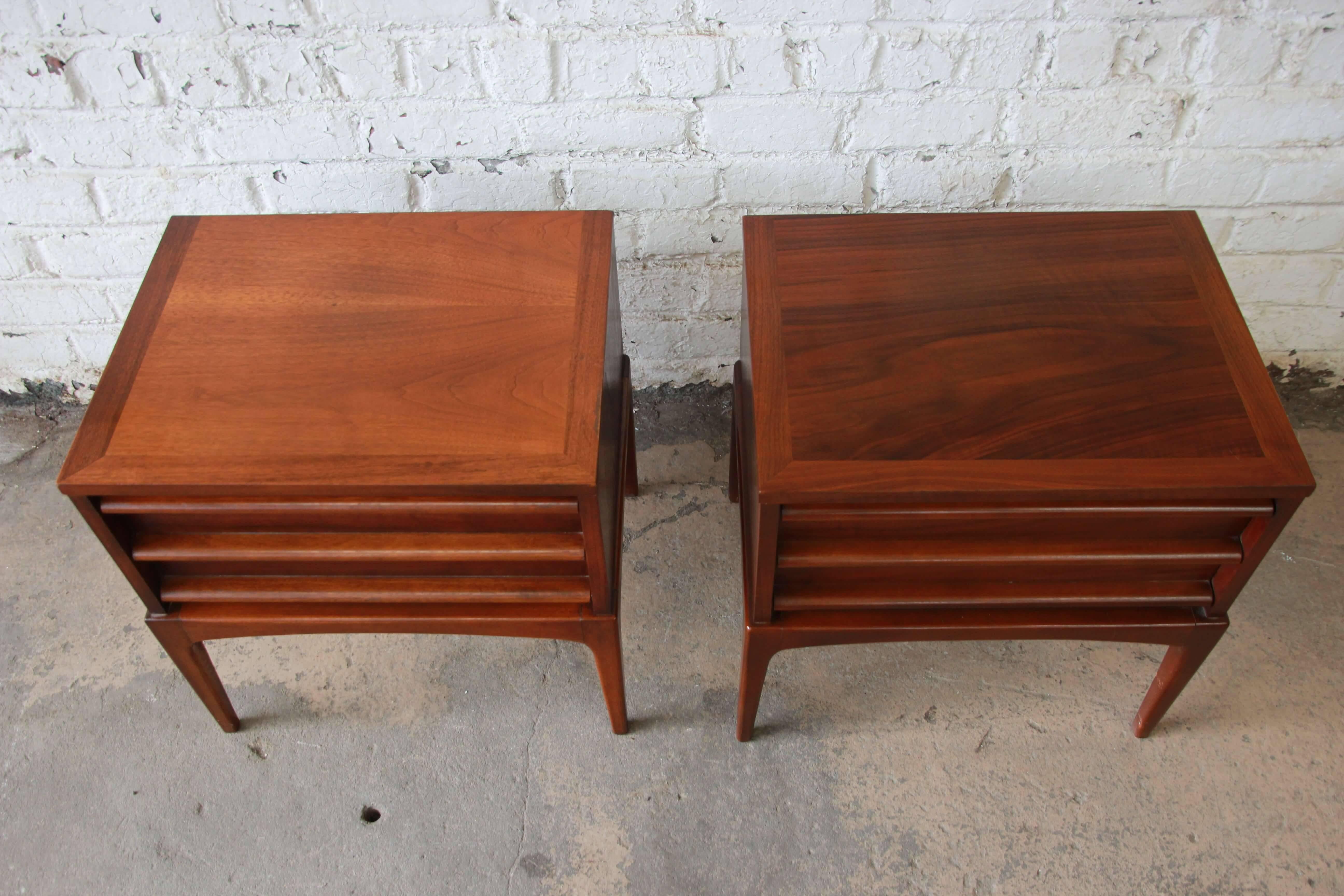 Pair of Lane Rhythm Mid-Century Modern Sculpted Walnut Nightstands In Good Condition In South Bend, IN