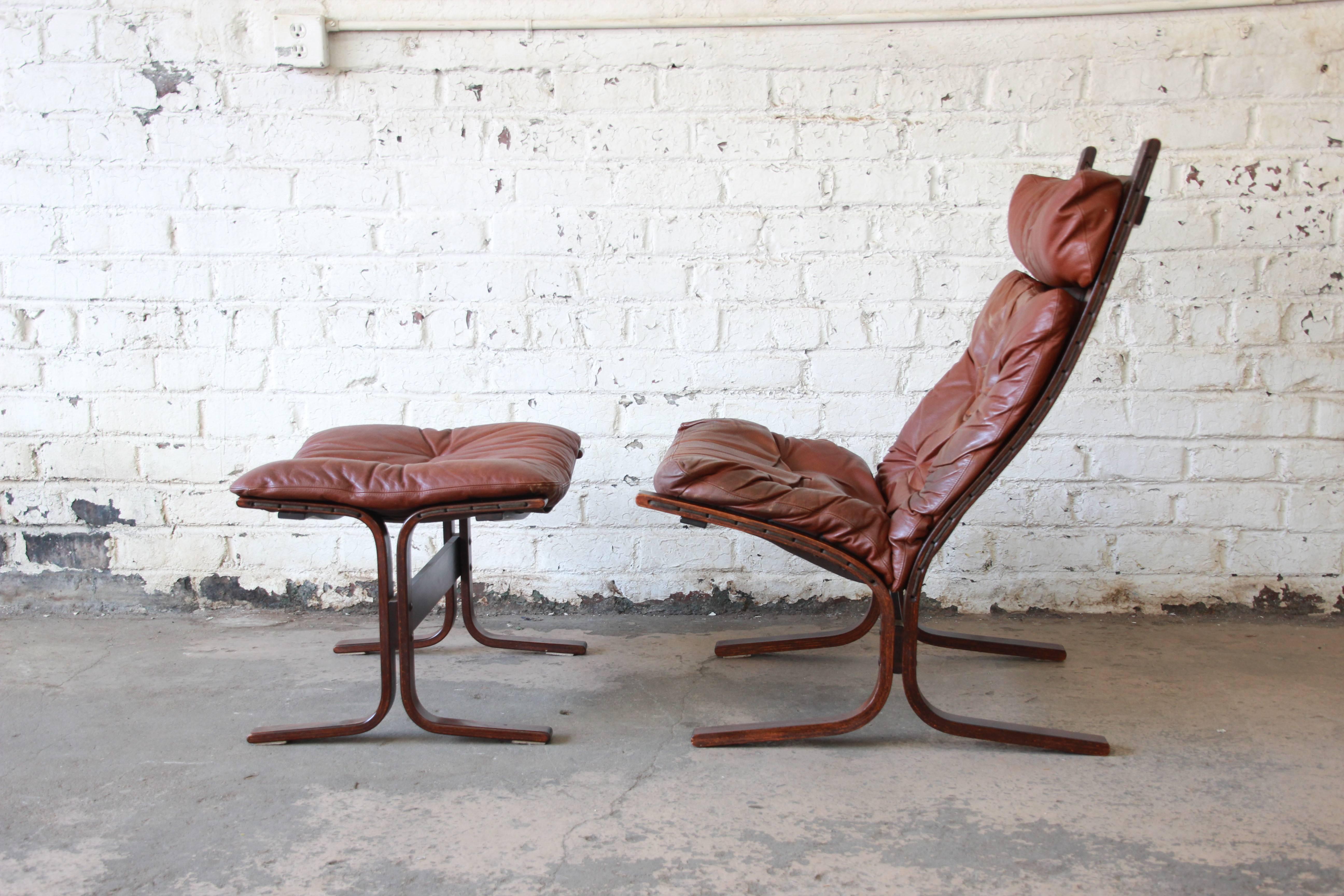 A gorgeous Mid-Century Modern lounge chair and ottoman designed Ingmar Relling for Westnofa of Norway. The chair and ottoman feature cantilevered bentwood frames, canvas seats and brown leather seat cushions. The 'Siesta Chair' was Ingmar Relling's