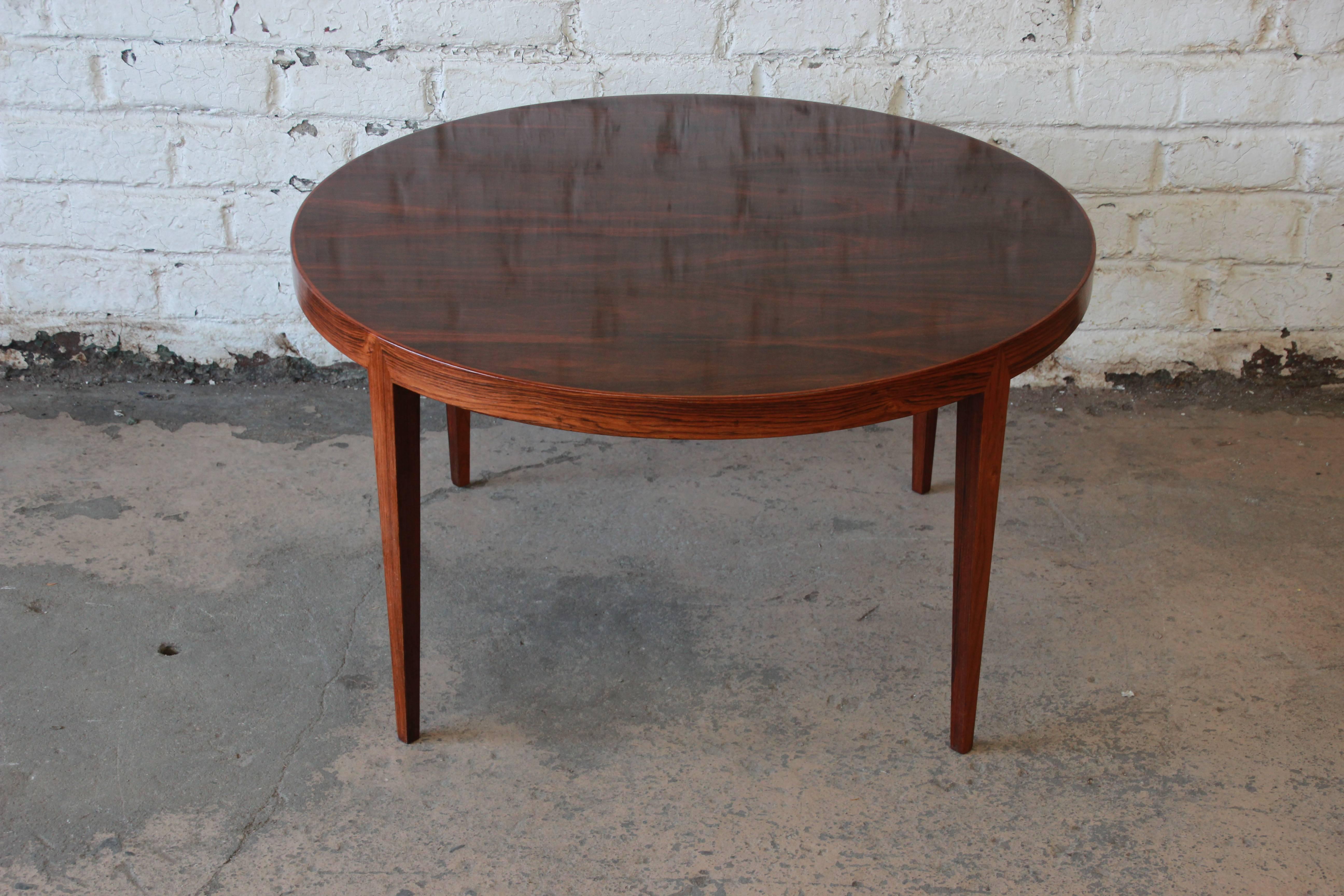 A gorgeous Danish modern rosewood coffee table designed by Severin Hansen for Haslev Møbelsnedkeri, circa 1950s. The table features stunning rosewood grain and sleek Danish design. There are some minor surface scratches from age and use, but overall