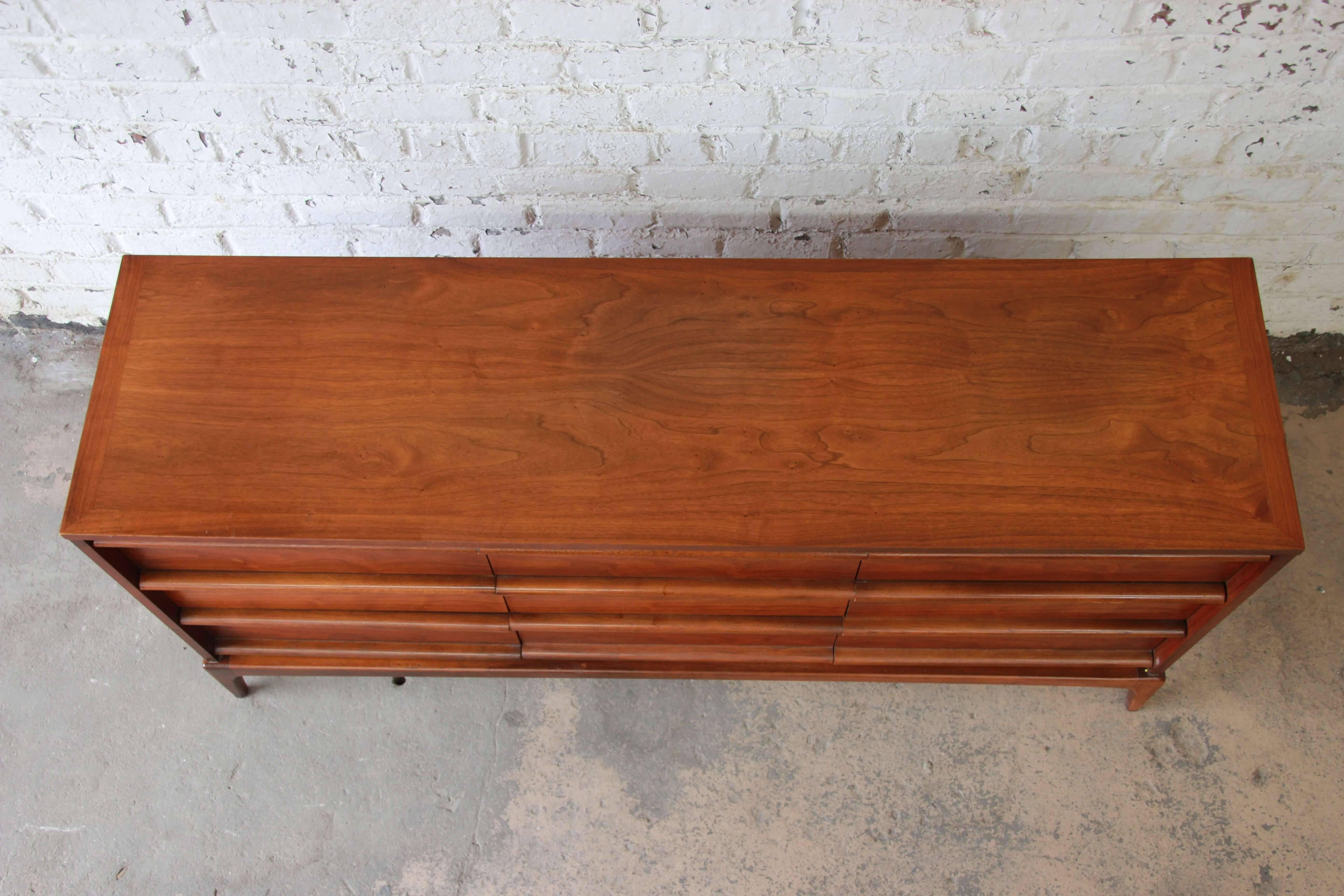 Lane Rhythm Mid-Century Modern Sculpted Walnut Long Dresser or Credenza In Good Condition In South Bend, IN