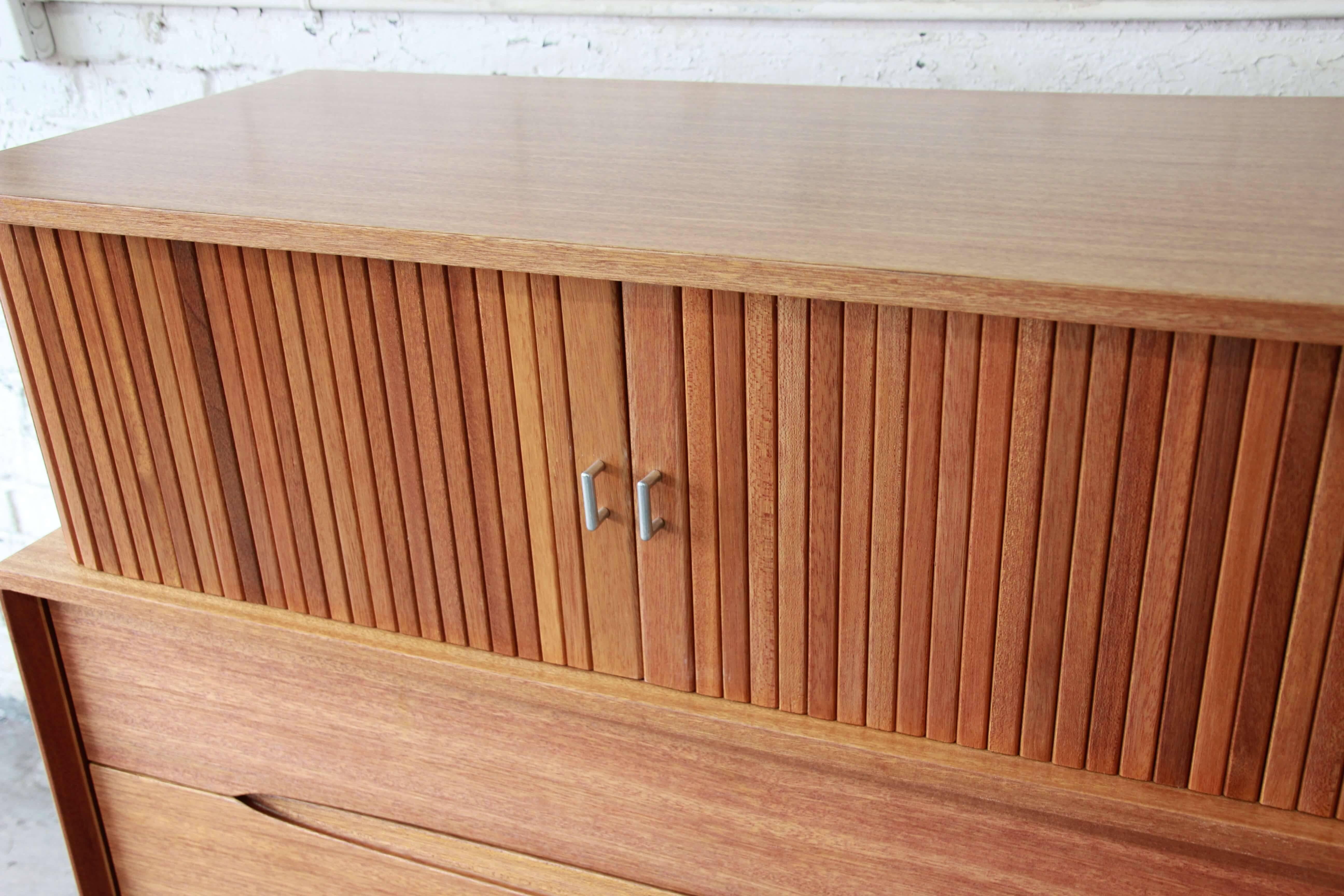 Paul Laszlo for Brown Saltman Mid-Century Modern Tambour Door Ten-Drawer Dresser In Excellent Condition In South Bend, IN