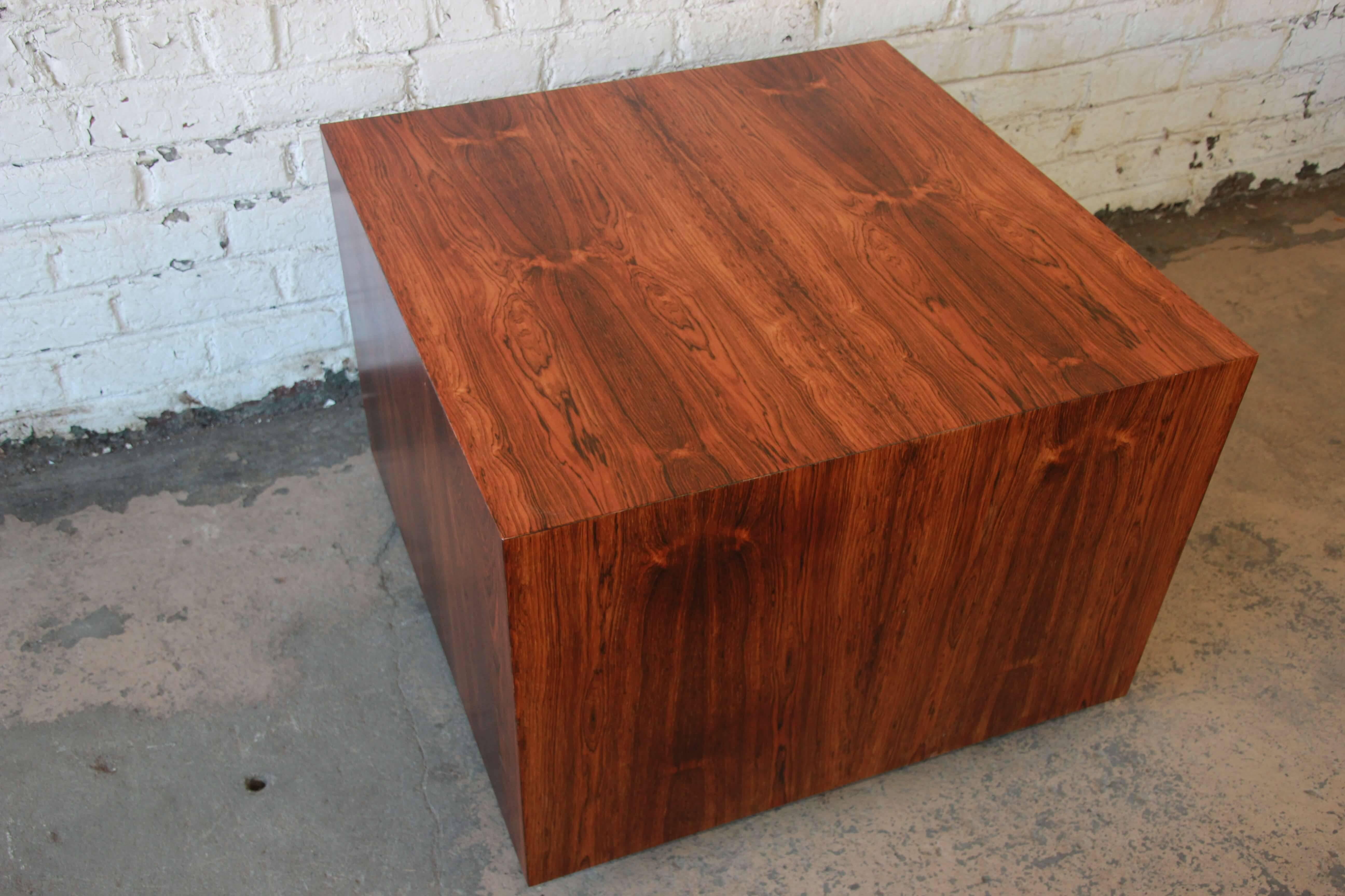 Offering a very nice and rare cube coffee table in rosewood by Milo Baughman for Thayer Coggin. This unique piece has beautiful rosewood wood grain making this a statement piece for any modern decor. It sits on a black plinth base and this piece has
