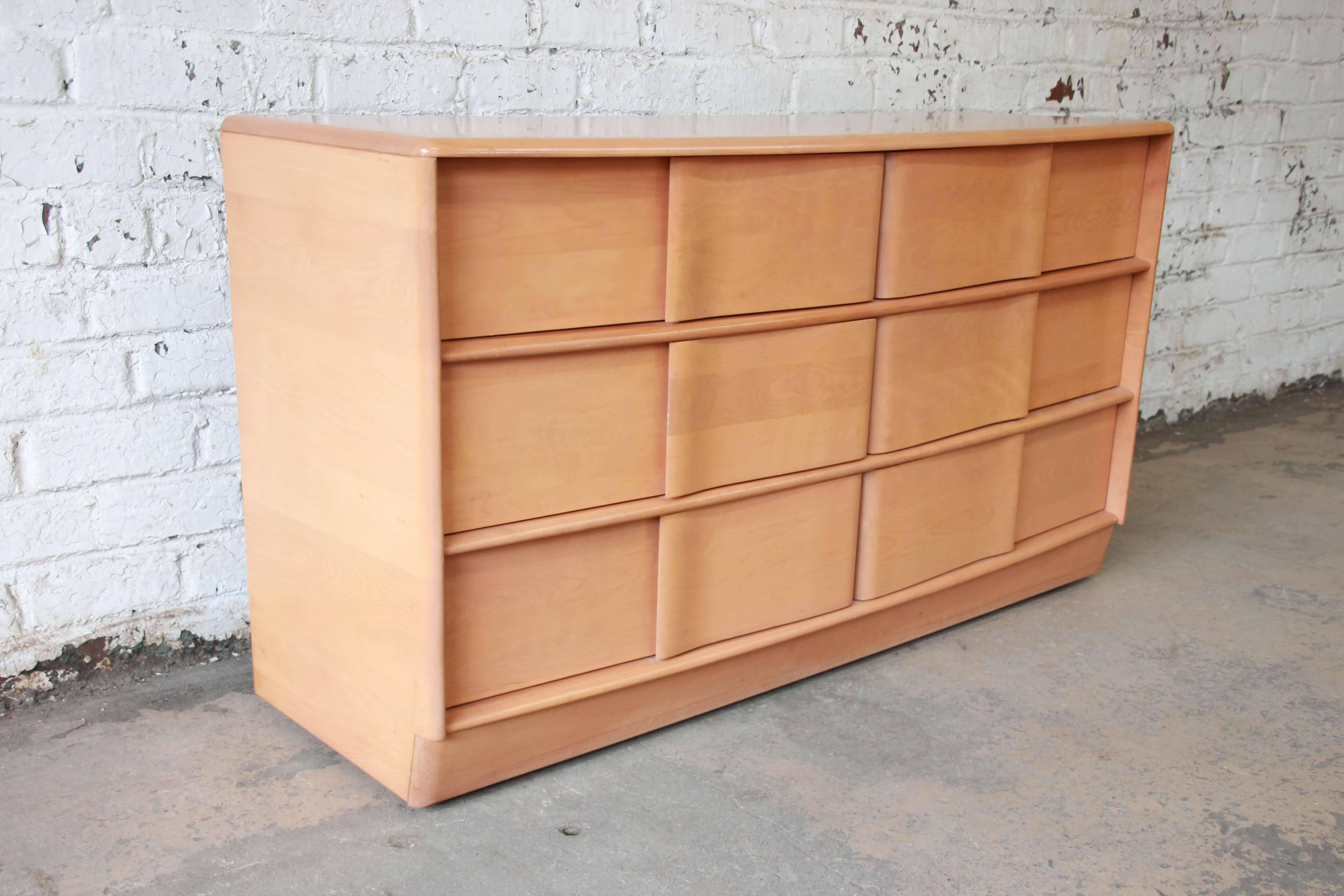 Offering a very nice original condition Mid-Century Modern Heywood-Wakefield Sculpture six-drawer dresser. The dresser has sculpted pulls and the drawers open and close smoothly with lots of room for storage. The dresser is made from solid wood and