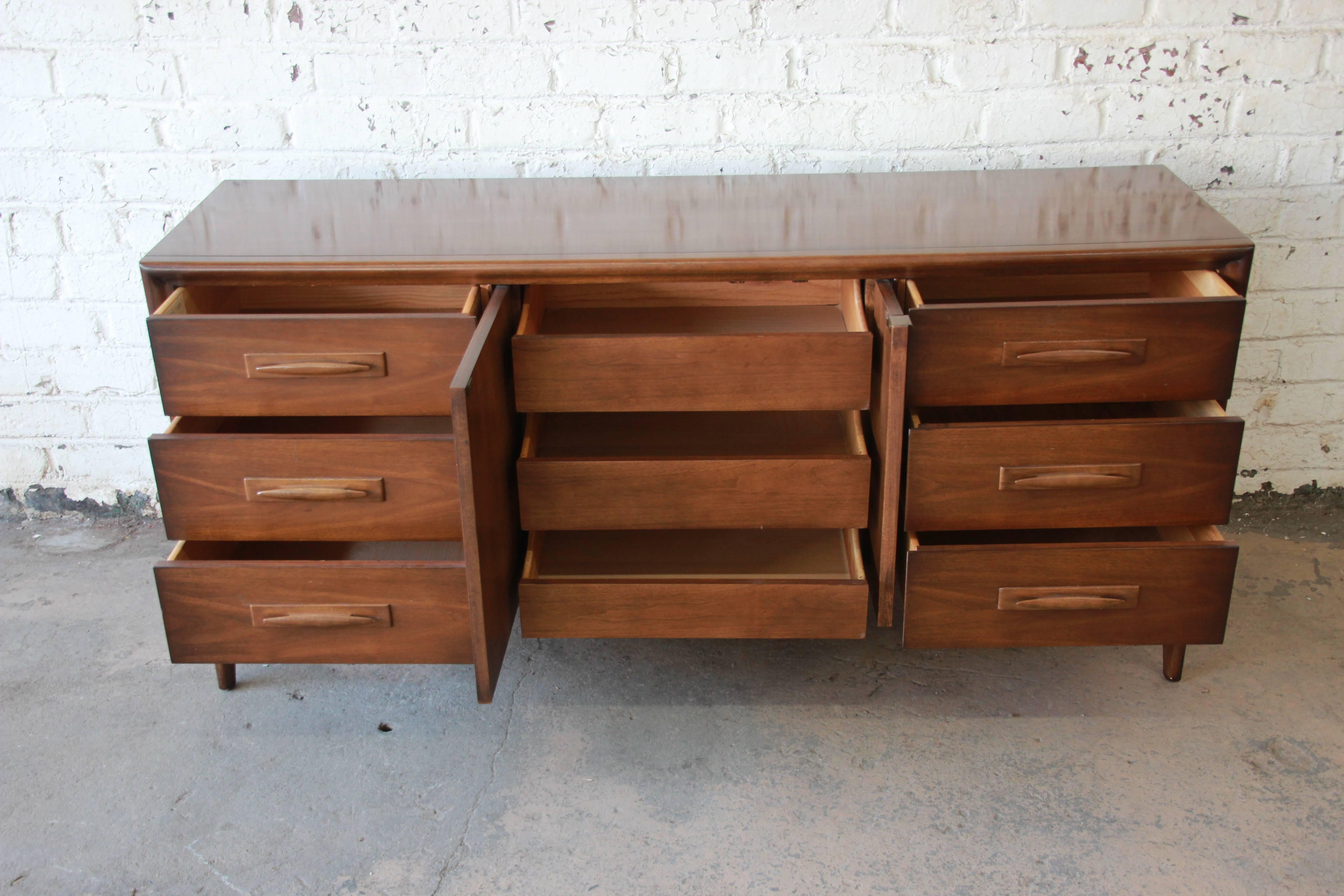 Broyhill Emphasis Mid-Century Modern Sculpted Walnut Credenza or Triple Dresser In Excellent Condition In South Bend, IN