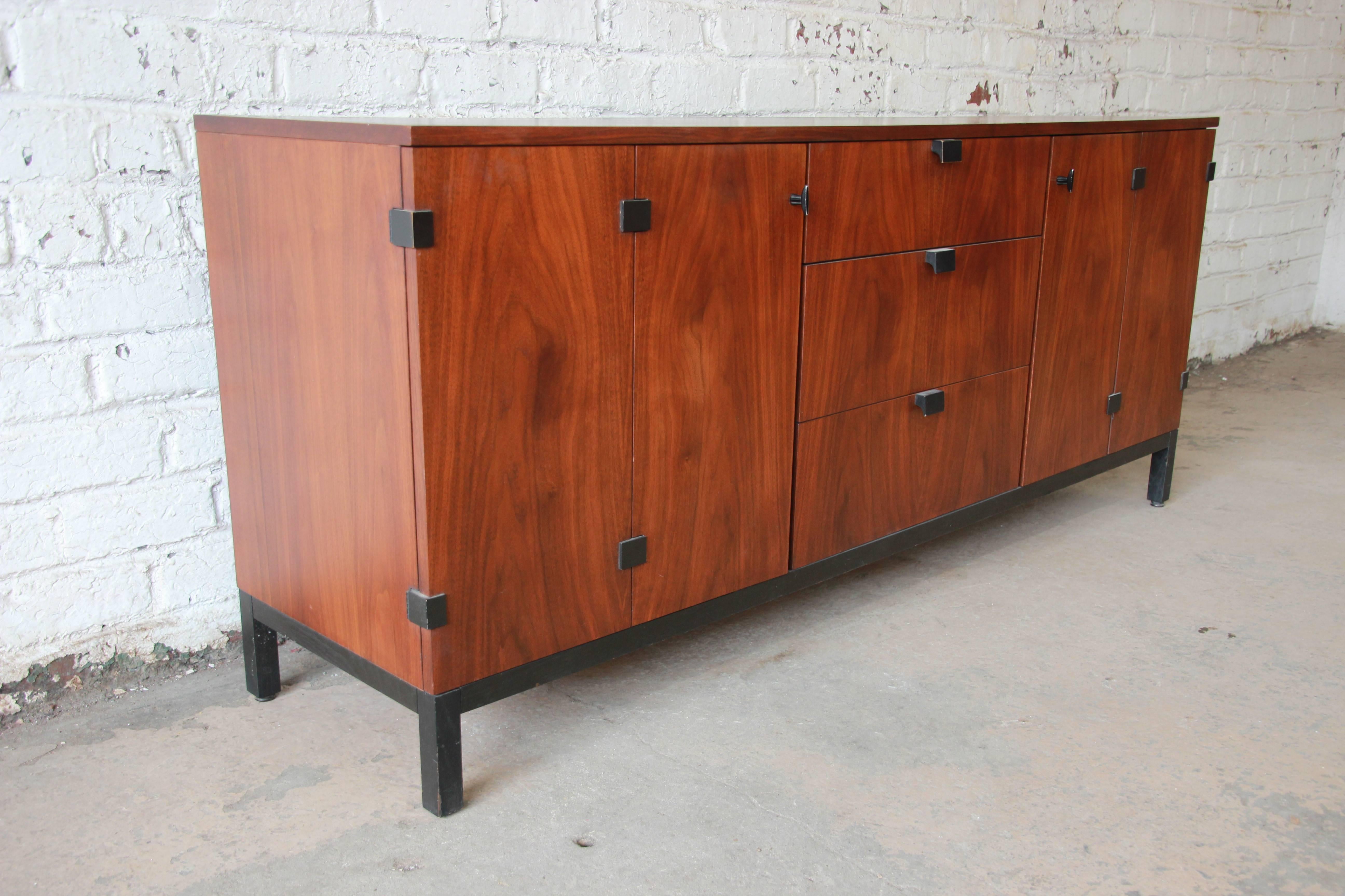 Kipp Stewart for Directional Mid-Century Modern Walnut Credenza or Dresser In Excellent Condition In South Bend, IN