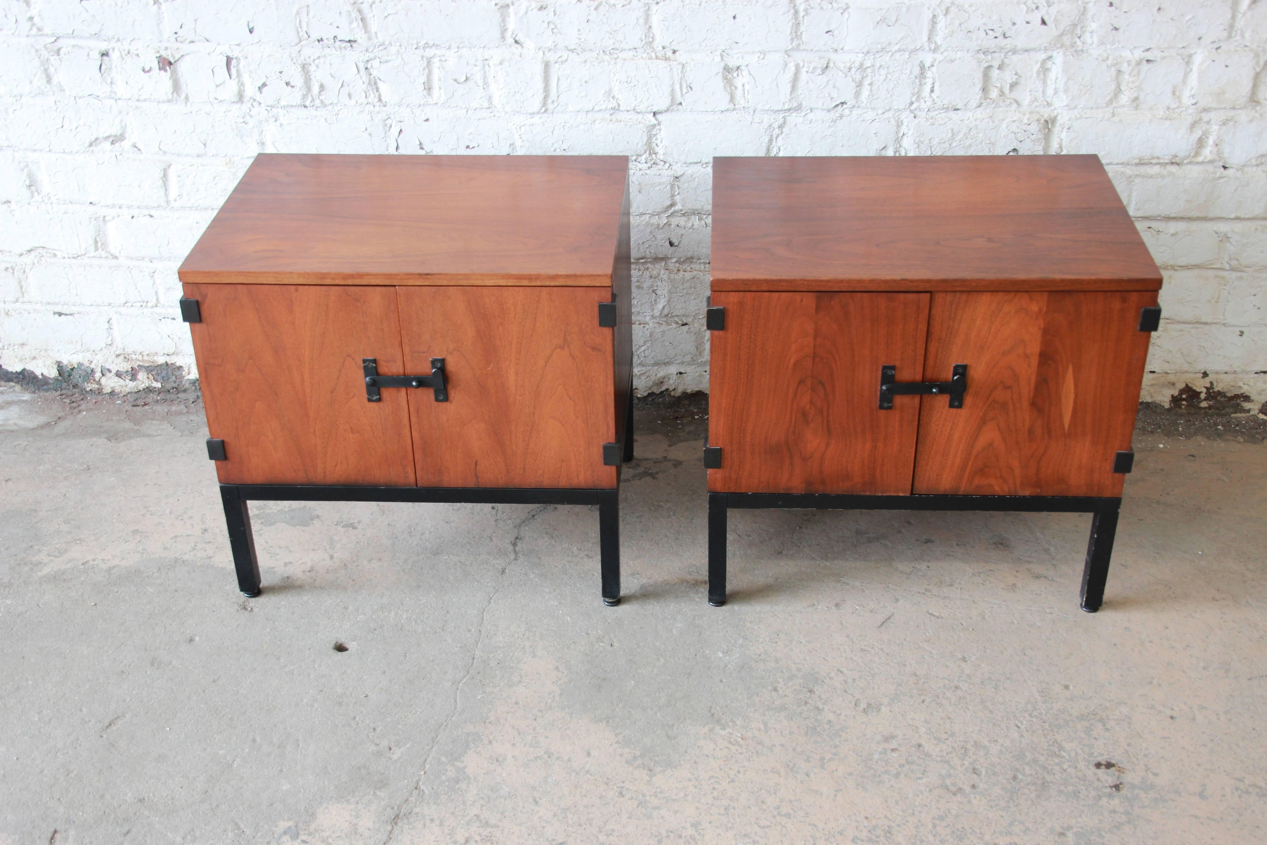 Kipp Stewart for Directional Mid-Century Modern Walnut Nightstands, Pair In Good Condition In South Bend, IN