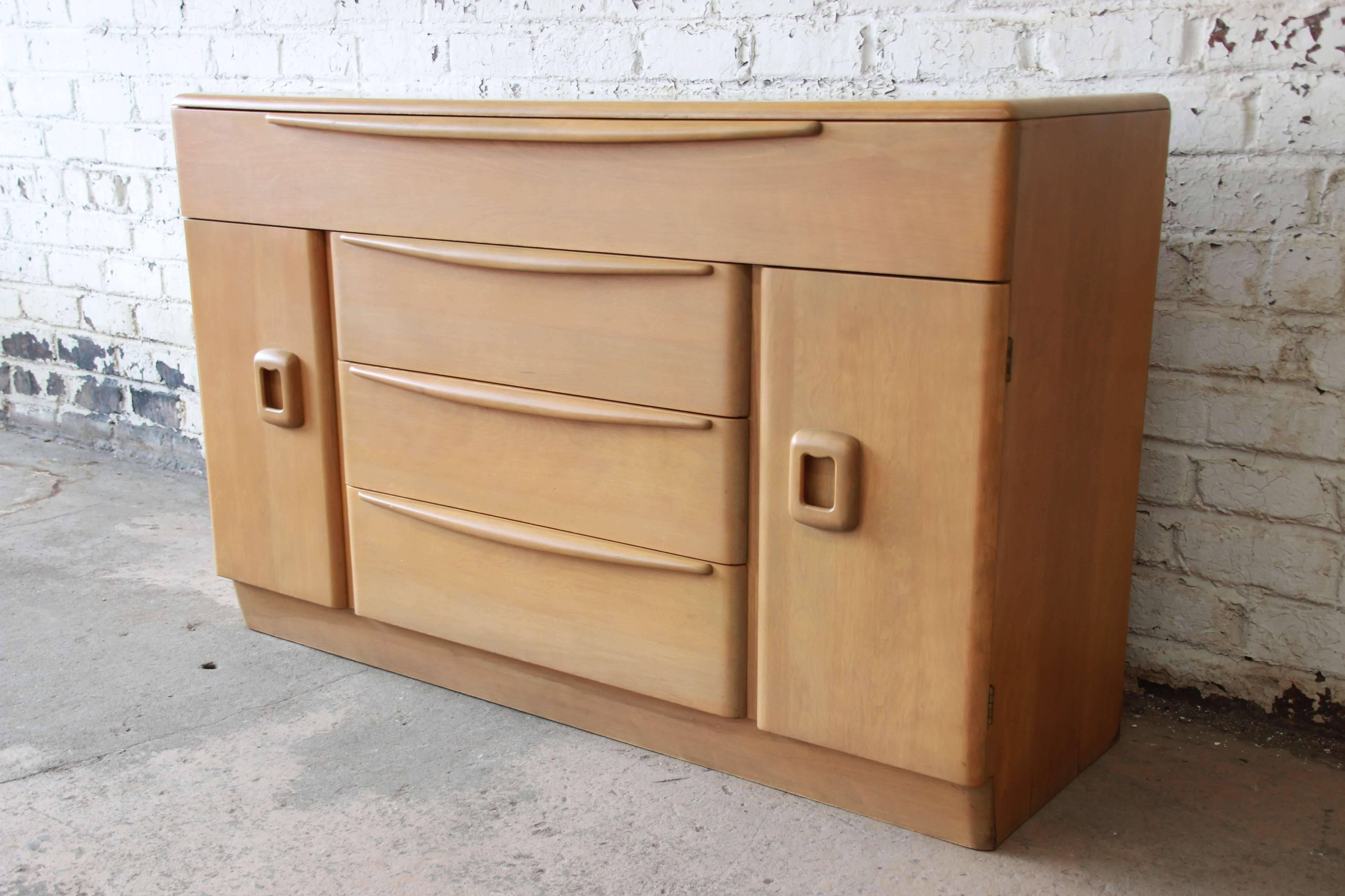 Offering a very nice and rare Heywood-Wakefield Mid-Century Modern sideboard credenza. This piece is in the 