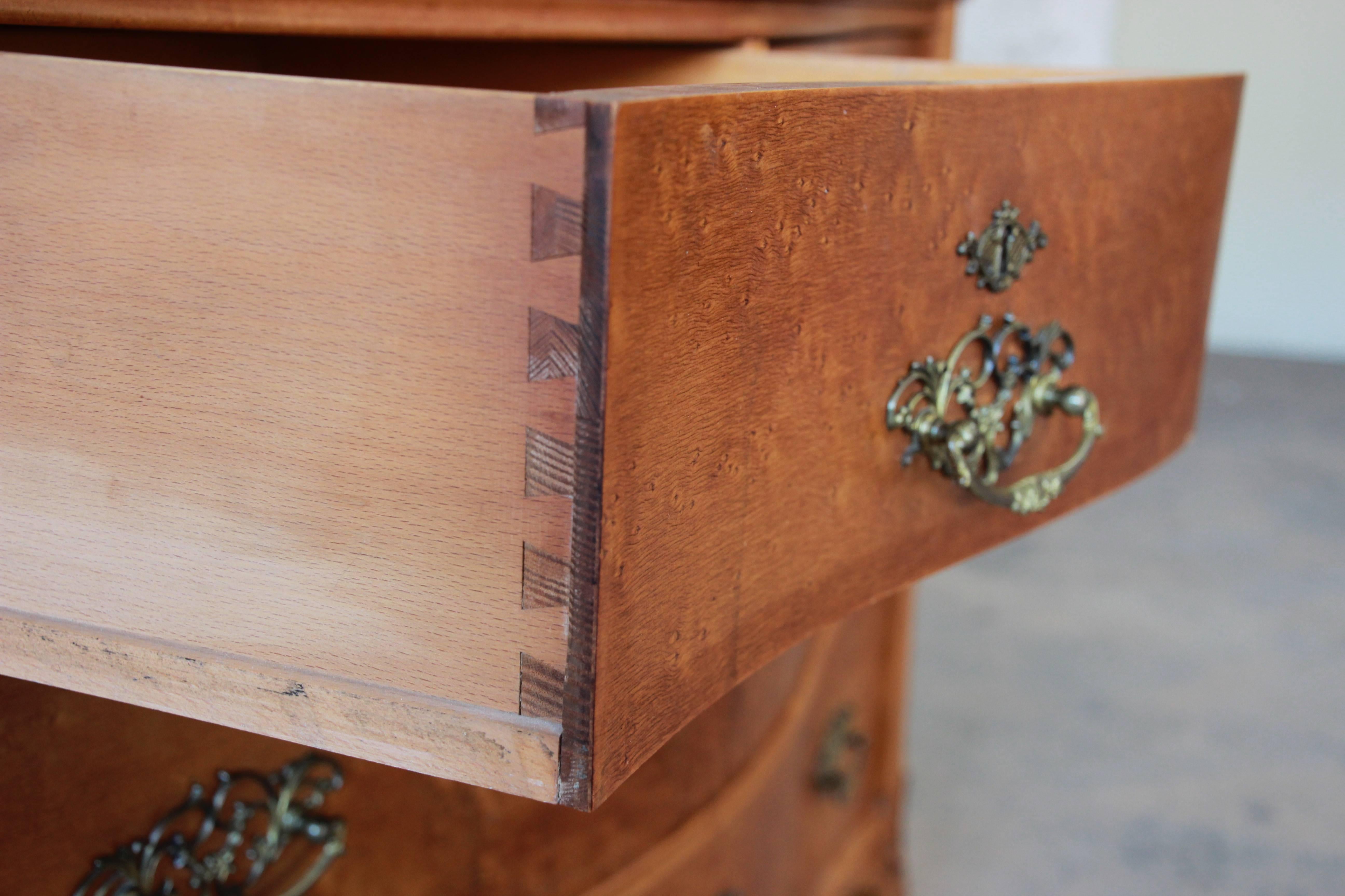 American Early Widdicomb Furniture Bird's-Eye Maple Dresser with Bevelled Mirror