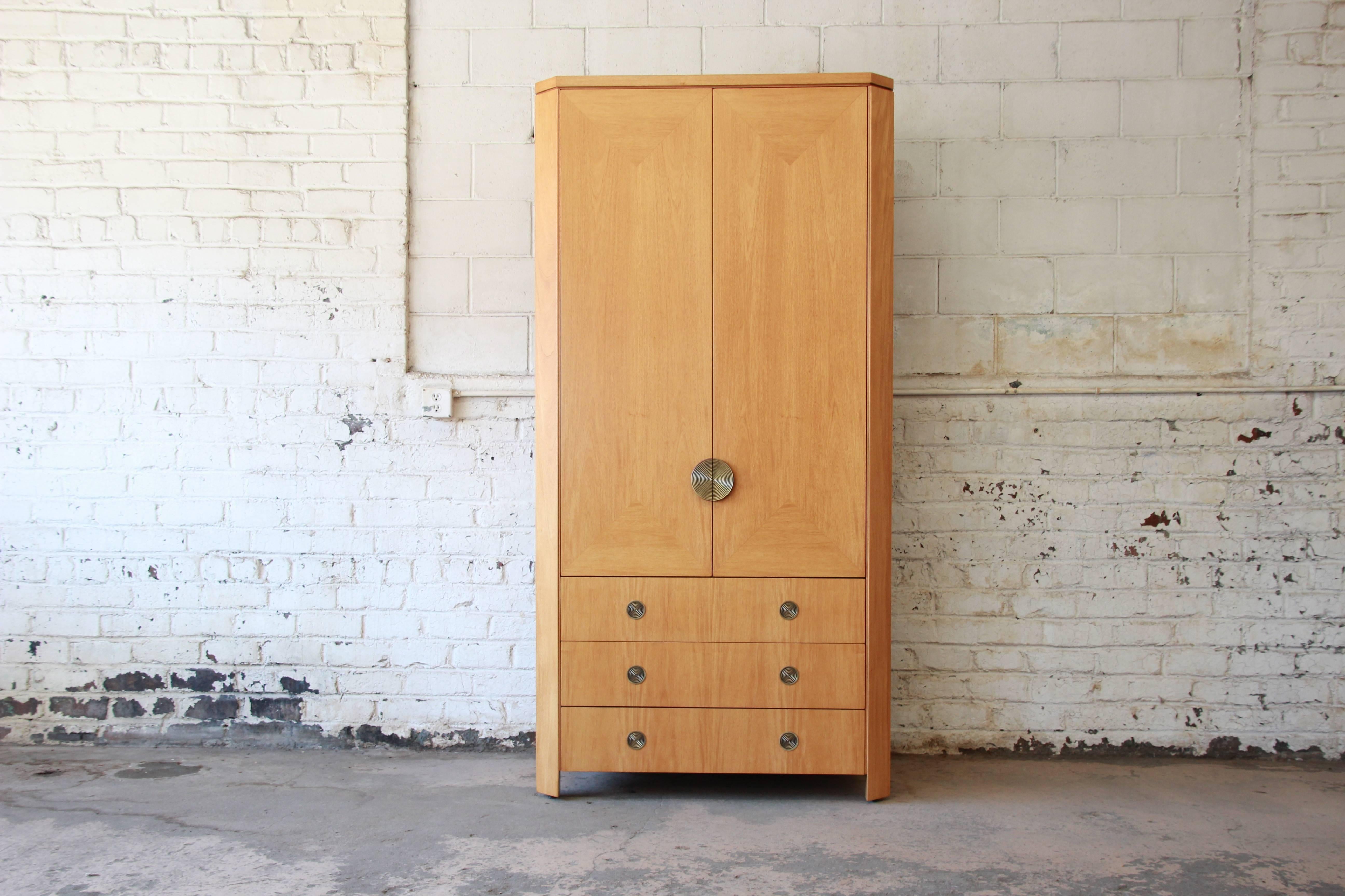 Eine seltene und außergewöhnliche primavera Art Deco-Stil Armoire oder Kleiderschrank Kommode von Baker Furniture. Aus der einzigen Wohnmöbel-Kollektion des renommierten Designers Charles Pfister (1940-1990) aus San Francisco wurde dieser