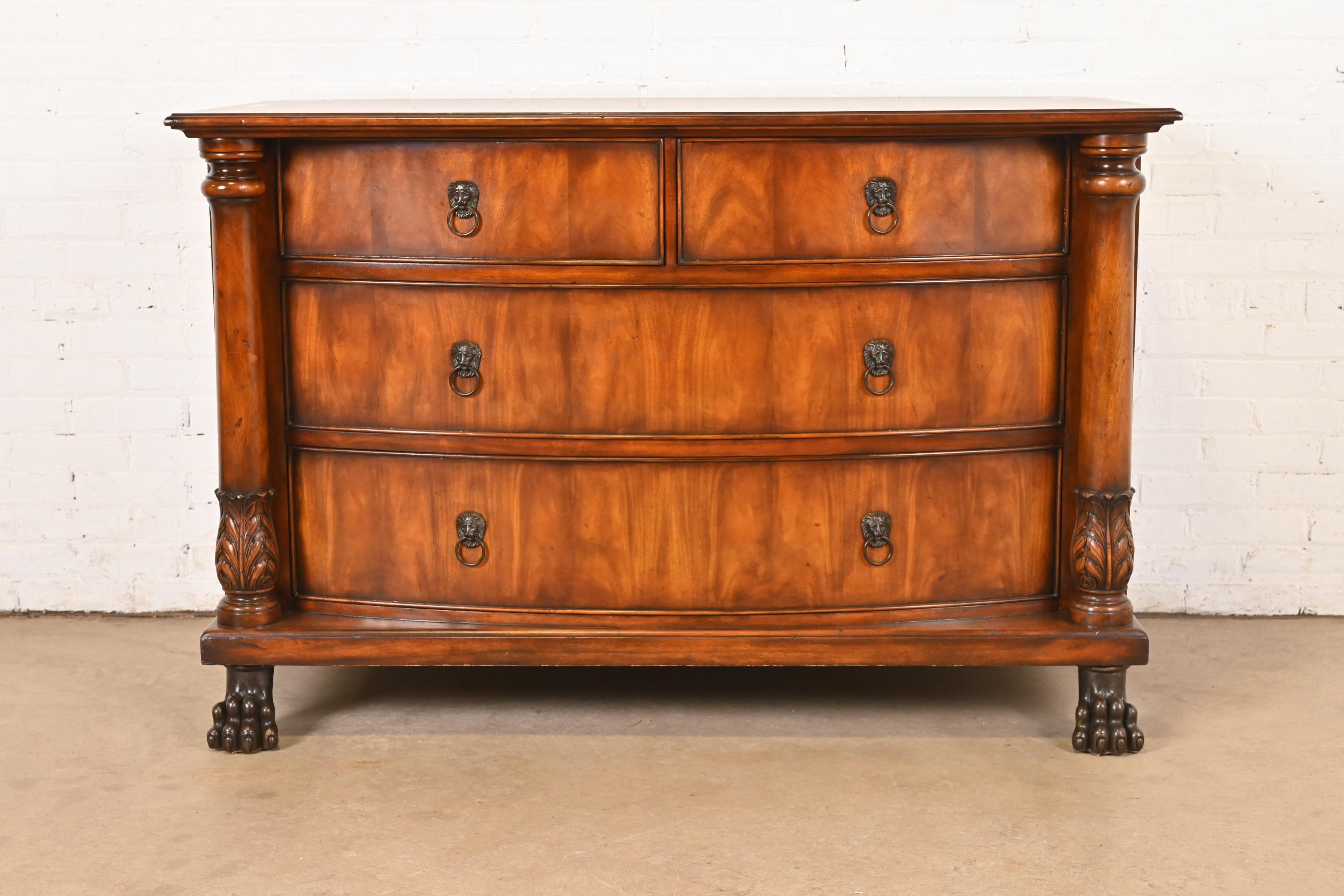 Uno splendido comò o cassettiera a quattro cassetti in stile impero americano

Alla maniera di Ralph Lauren

Stati Uniti, circa fine XX secolo

Splendido mogano a fiamma abbinato al libro, con colonne intagliate, piedi a zampa di leone e ferramenta