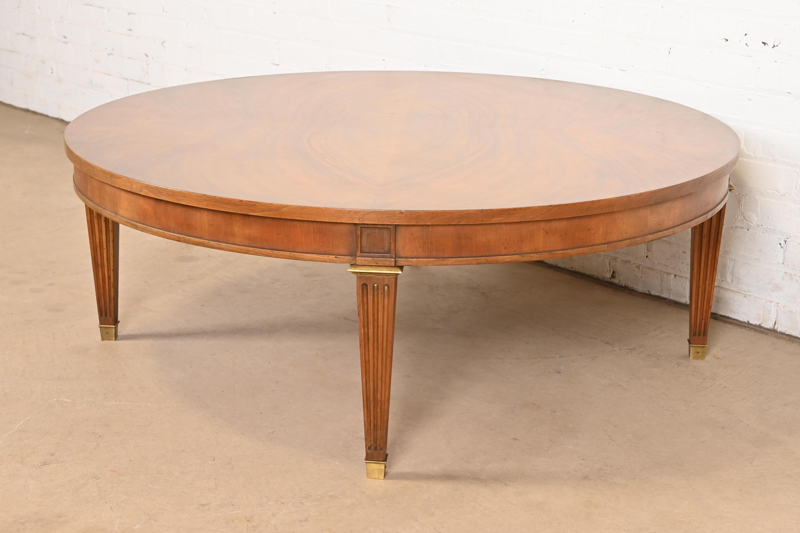 Baker Möbel Französisch Regency Louis XVI Noppen Nussbaum Kaffee oder Cocktail-Tisch im Zustand „Gut“ im Angebot in South Bend, IN
