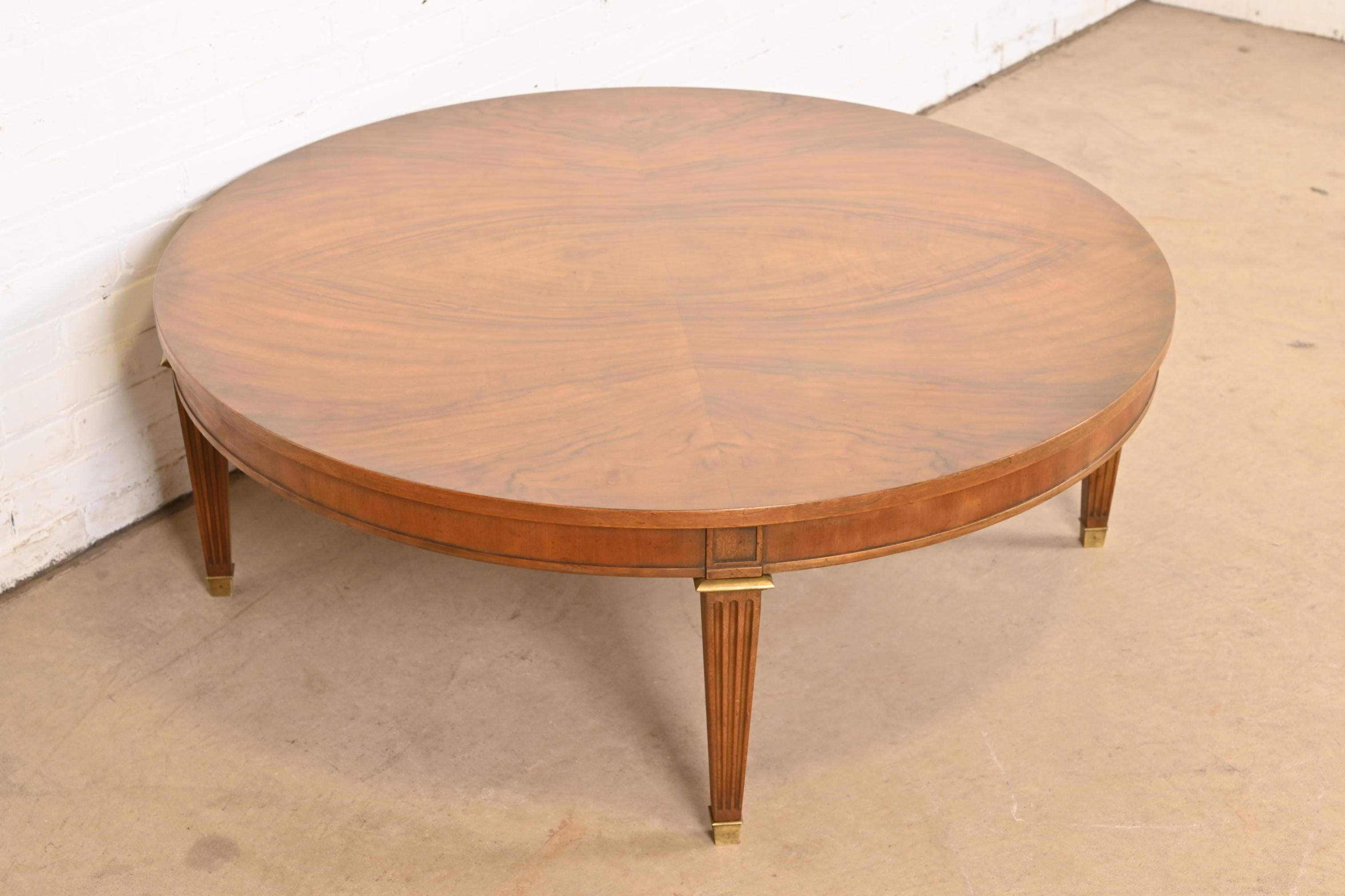 Baker Möbel Französisch Regency Louis XVI Noppen Nussbaum Kaffee oder Cocktail-Tisch (Mitte des 20. Jahrhunderts) im Angebot