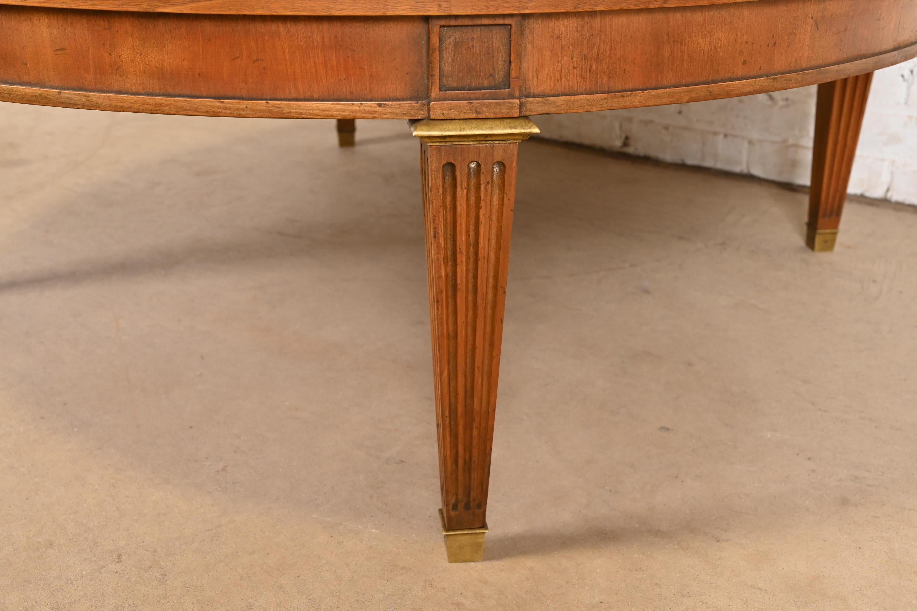 Baker Möbel Französisch Regency Louis XVI Noppen Nussbaum Kaffee oder Cocktail-Tisch im Angebot 2