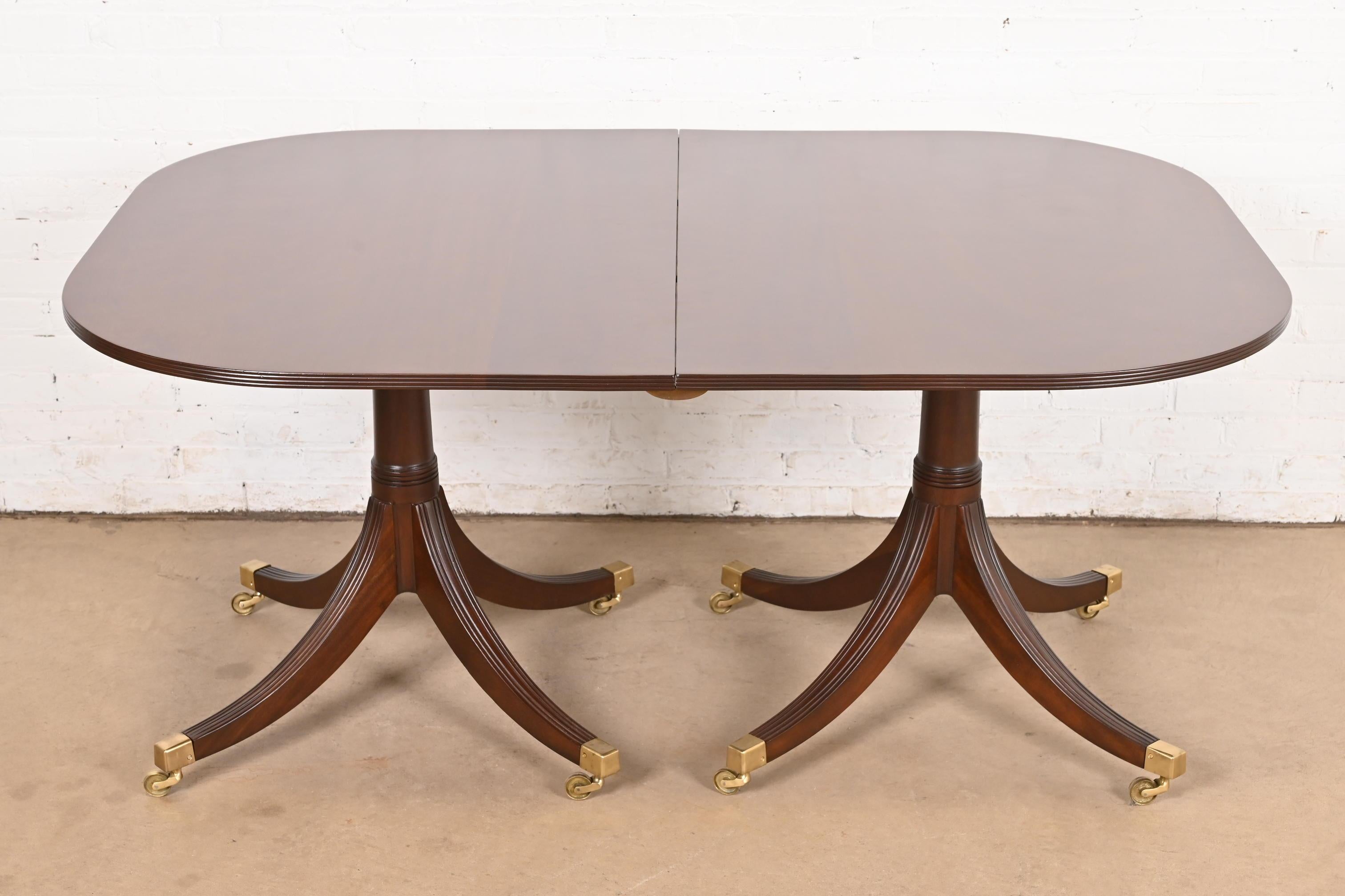Milieu du XXe siècle Table de salle à manger à rallonge géorgienne en acajou à double piédestal de style Baker Furniture en vente