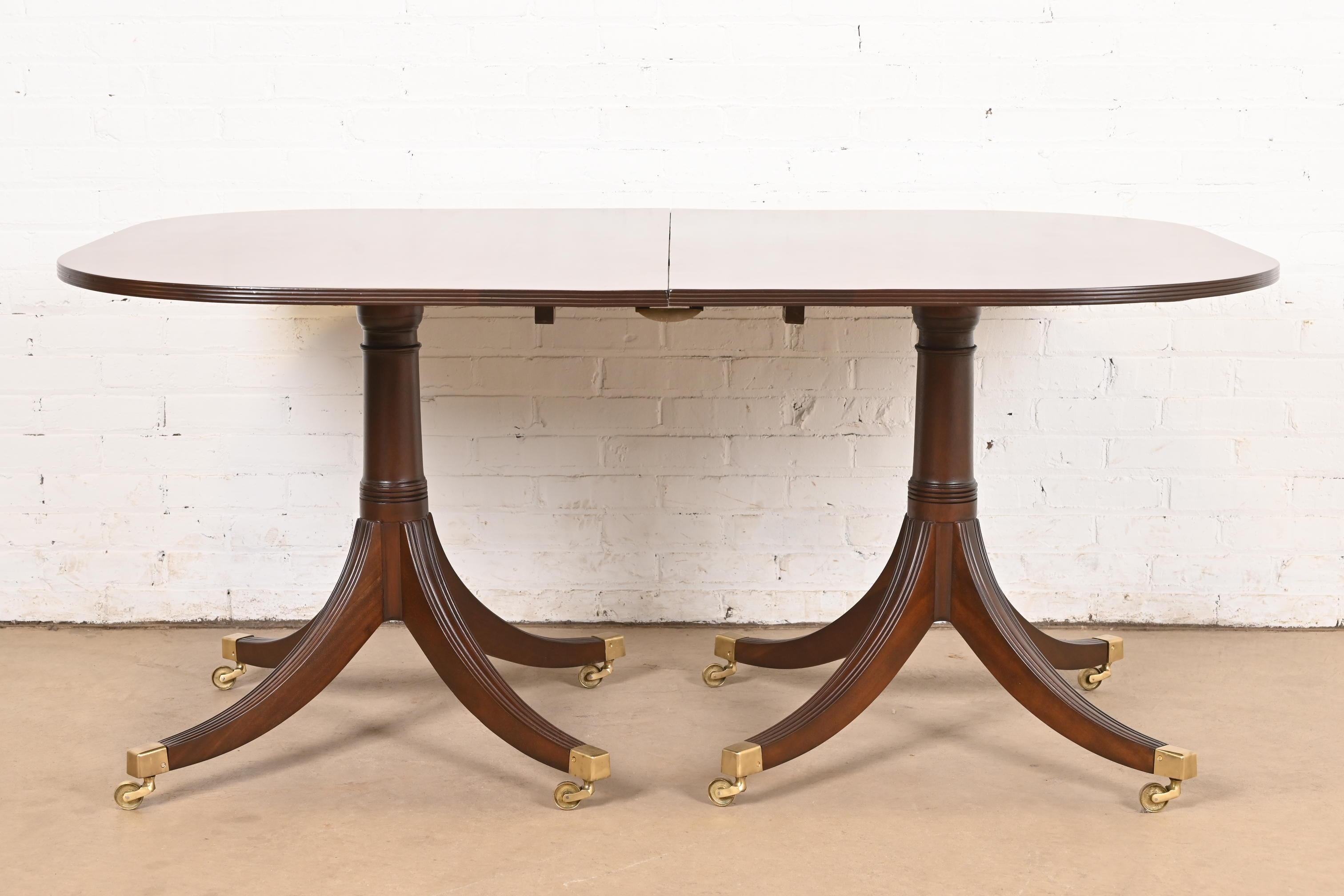 Laiton Table de salle à manger à rallonge géorgienne en acajou à double piédestal de style Baker Furniture en vente