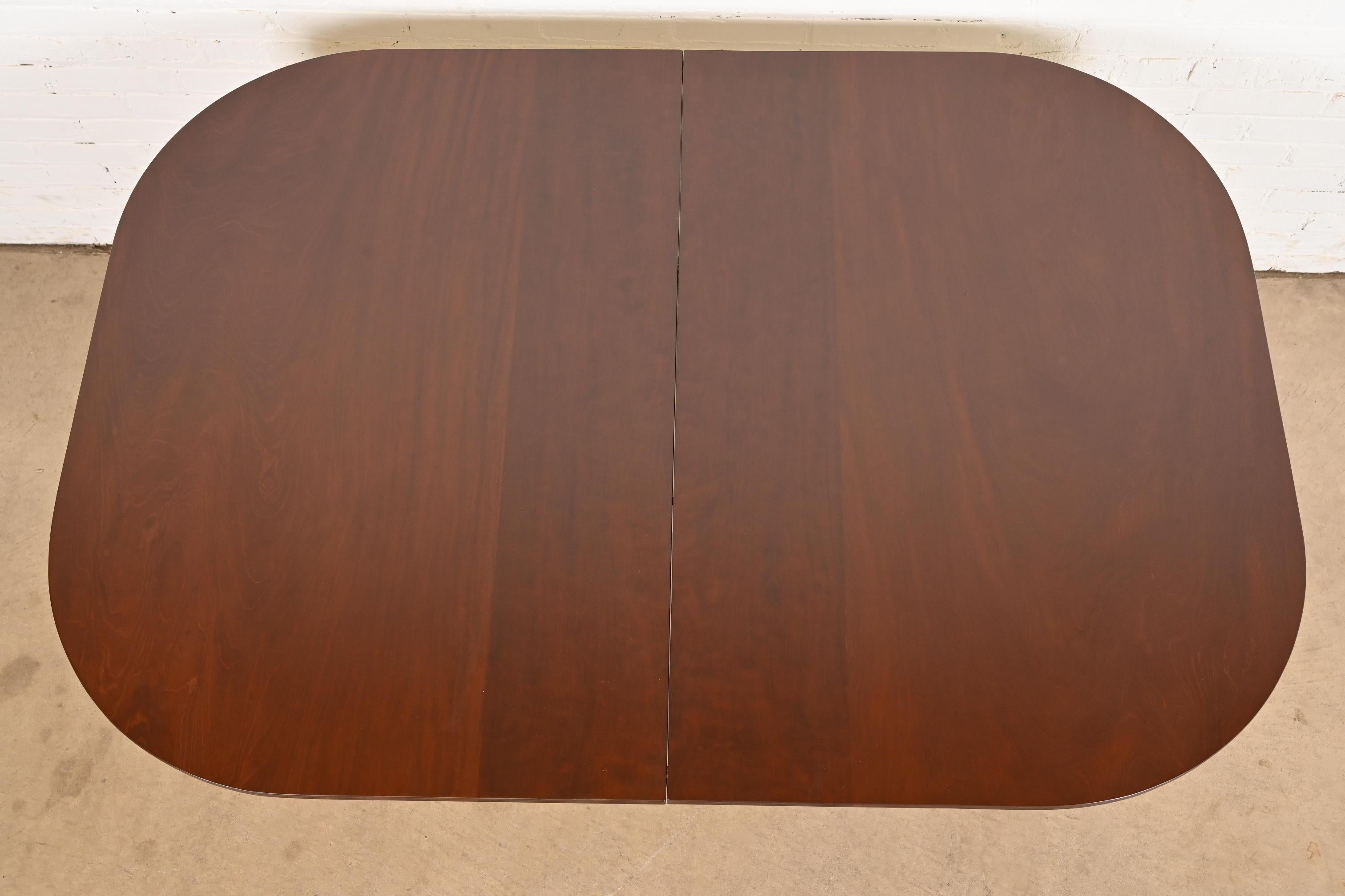 Table de salle à manger à rallonge géorgienne en acajou à double piédestal de style Baker Furniture en vente 2