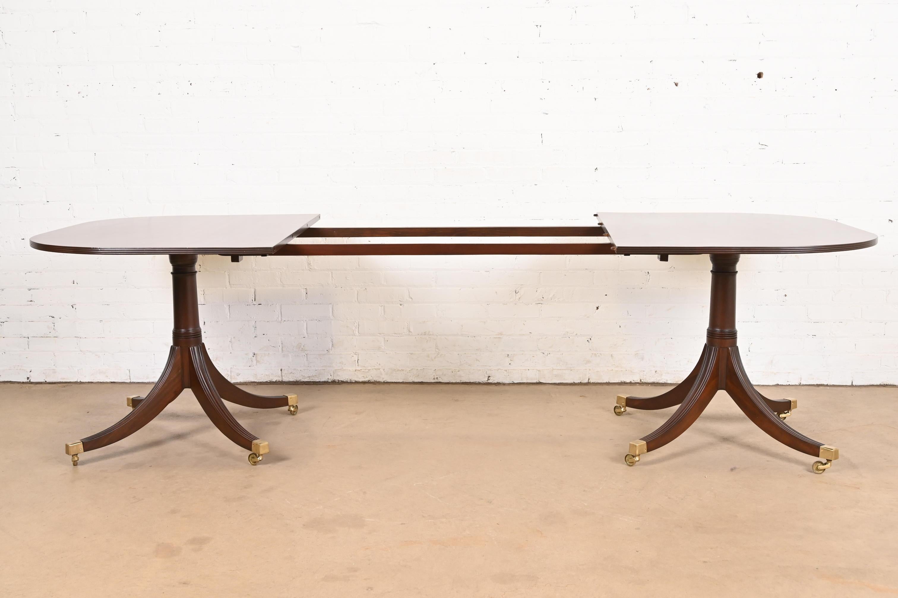Table de salle à manger à rallonge géorgienne en acajou à double piédestal de style Baker Furniture Bon état - En vente à South Bend, IN