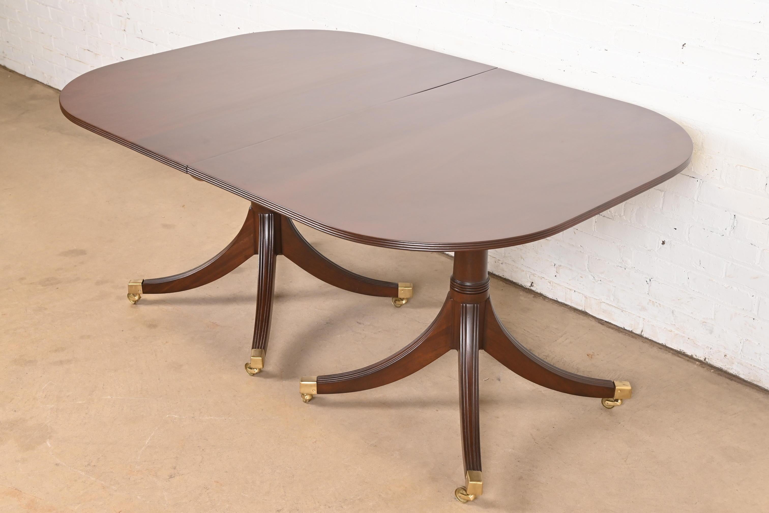 Table de salle à manger à rallonge géorgienne en acajou à double piédestal de style Baker Furniture en vente 1
