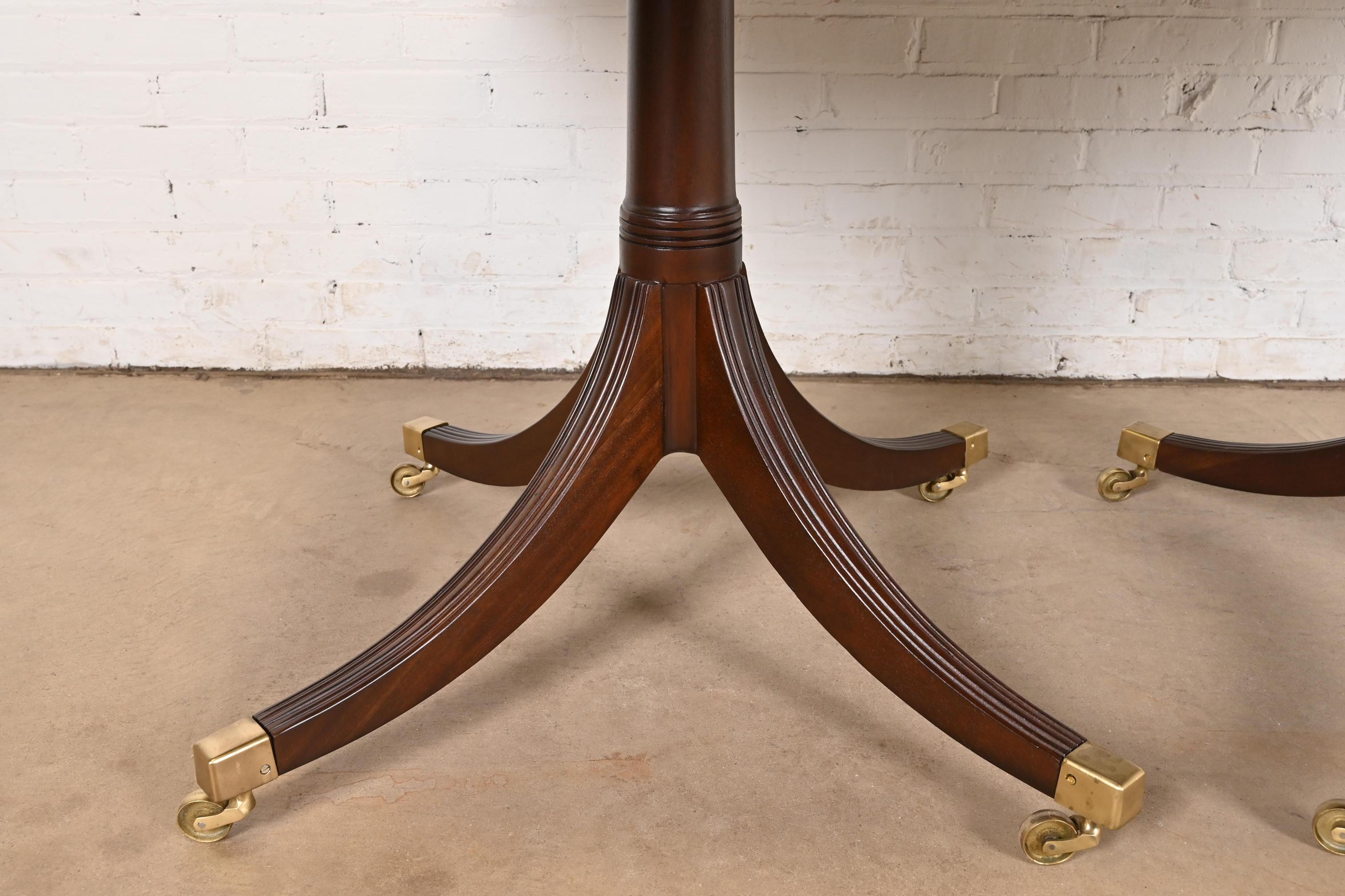 Table de salle à manger à rallonge géorgienne en acajou à double piédestal de style Baker Furniture en vente 3
