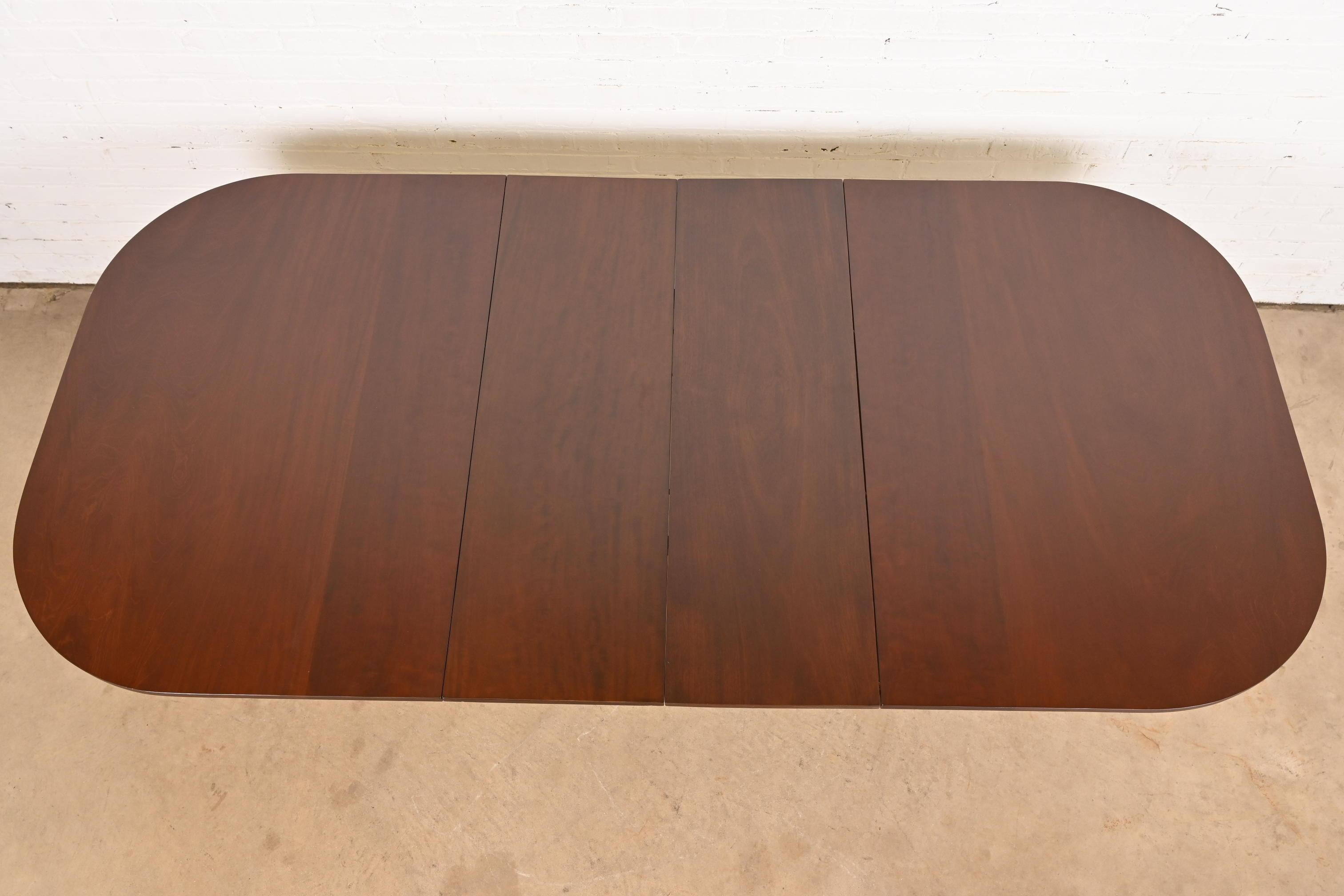 Américain Table de salle à manger à rallonge géorgienne en acajou à double piédestal de style Baker Furniture en vente