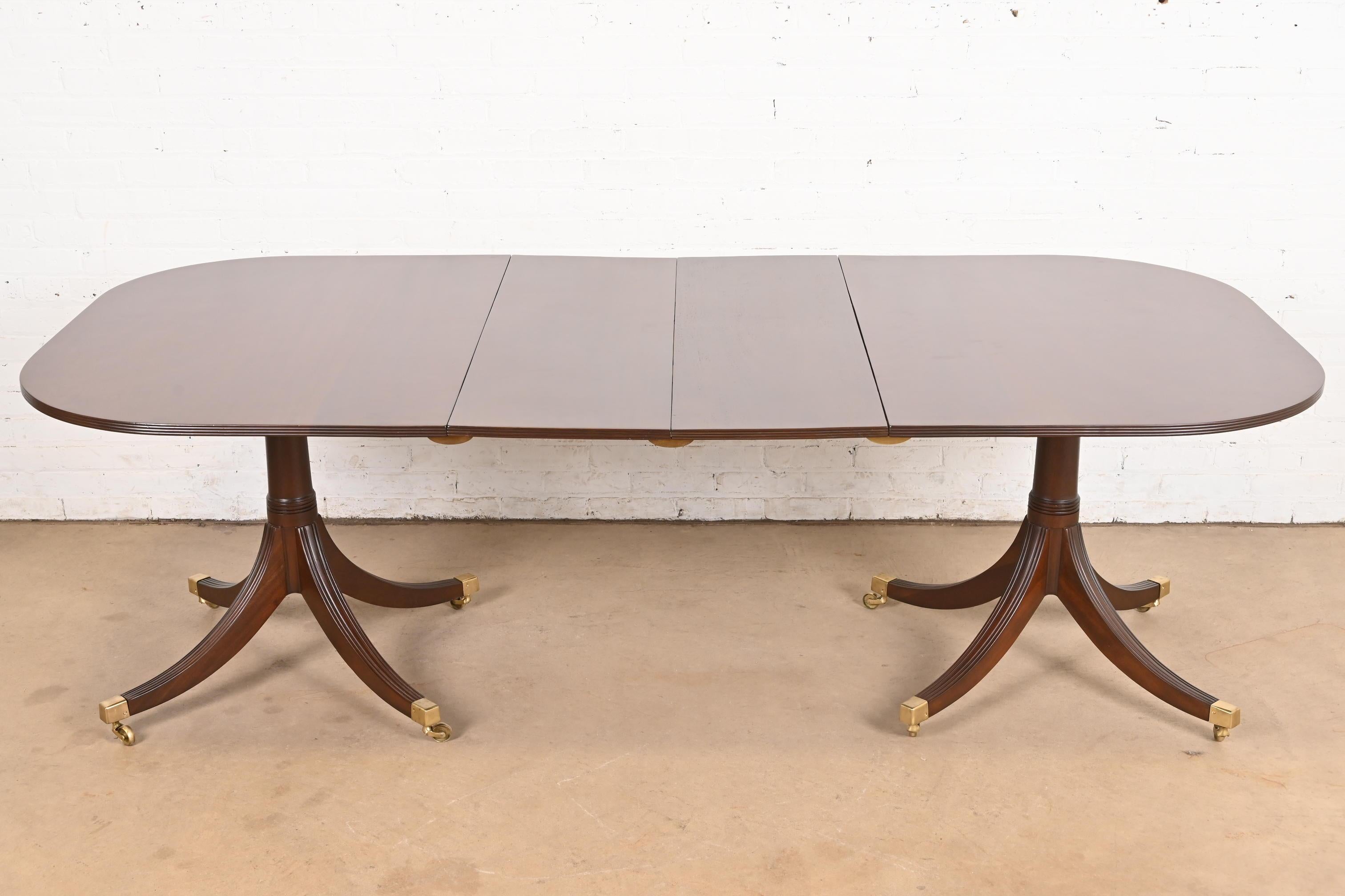Georgien Table de salle à manger à rallonge géorgienne en acajou à double piédestal de style Baker Furniture en vente