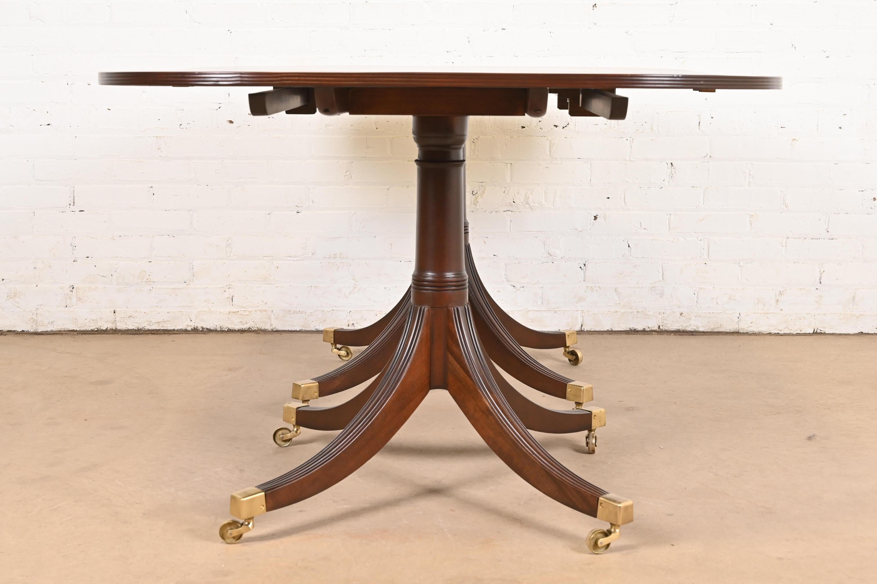 Table de salle à manger à rallonge géorgienne en acajou à double piédestal de style Baker Furniture en vente 4