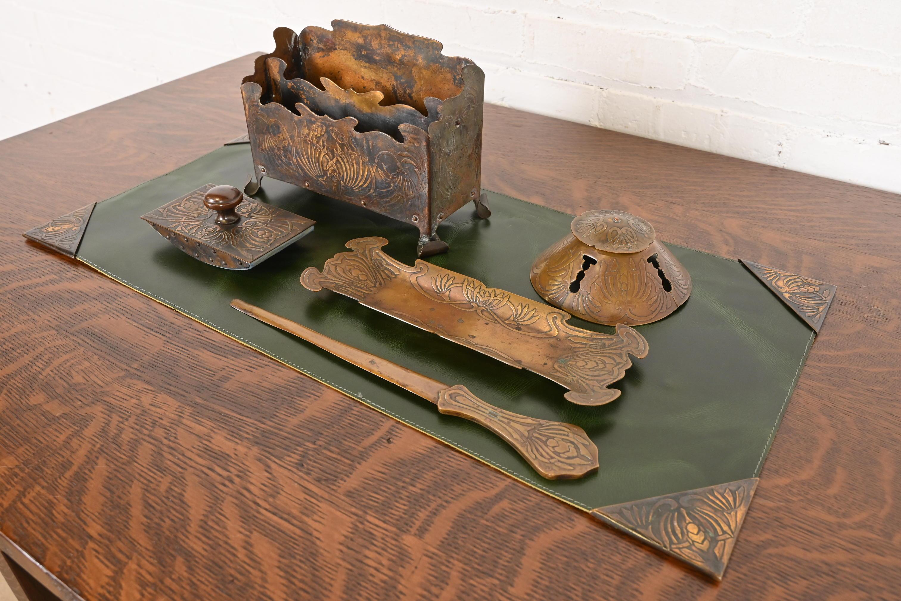 Ein hervorragendes Schreibtischset aus gehämmertem Kupfer aus der Zeit des Art & Crafts. Das sechsteilige Set besteht aus: Briefablage, Schreibunterlage mit Wippe, Tintenfass, Stiftablage, Brieföffner und einem Satz von vier Schreibunterlageecken