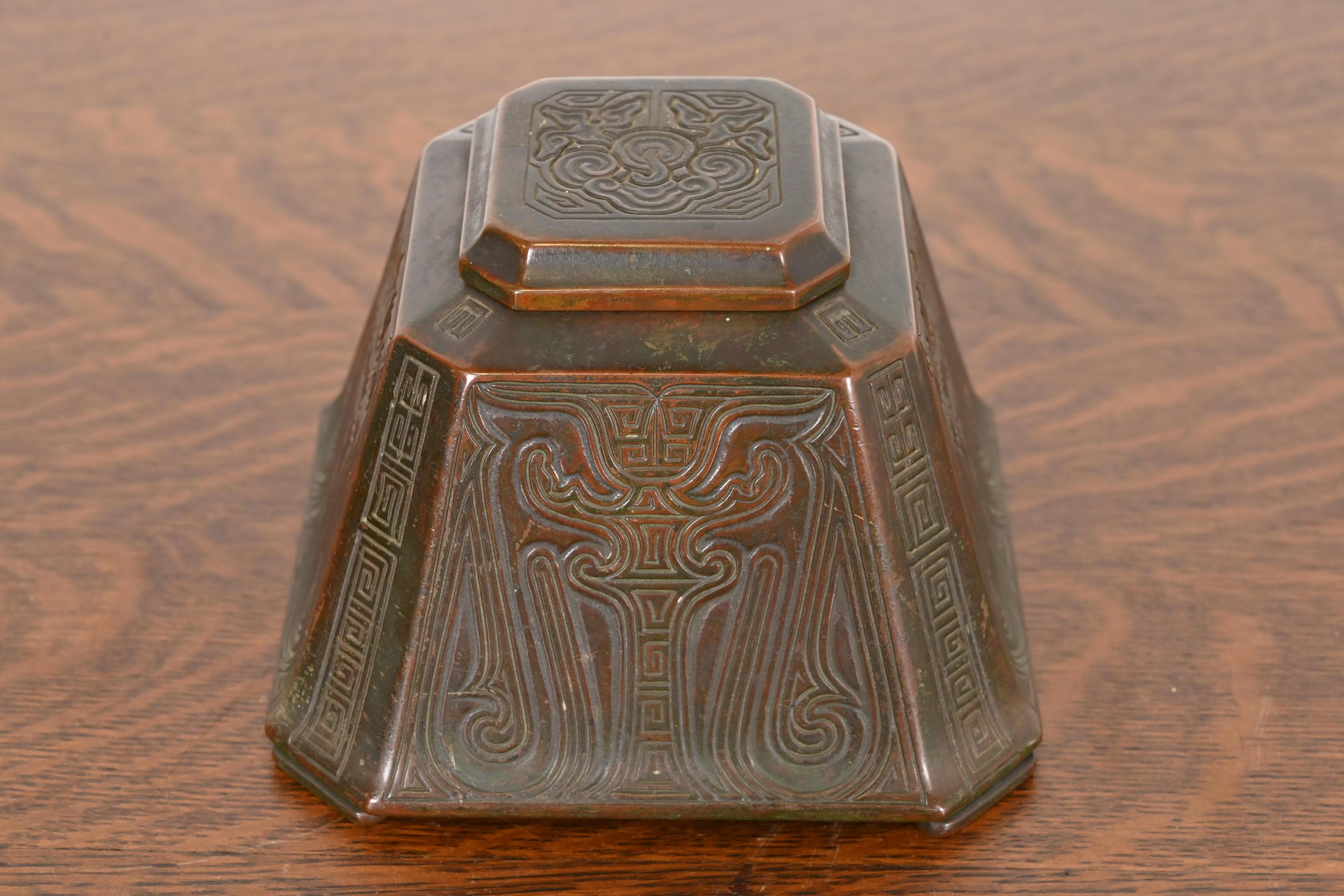 Arts and Crafts Calamaio in bronzo con motivo cinese di Tiffany Studios in vendita