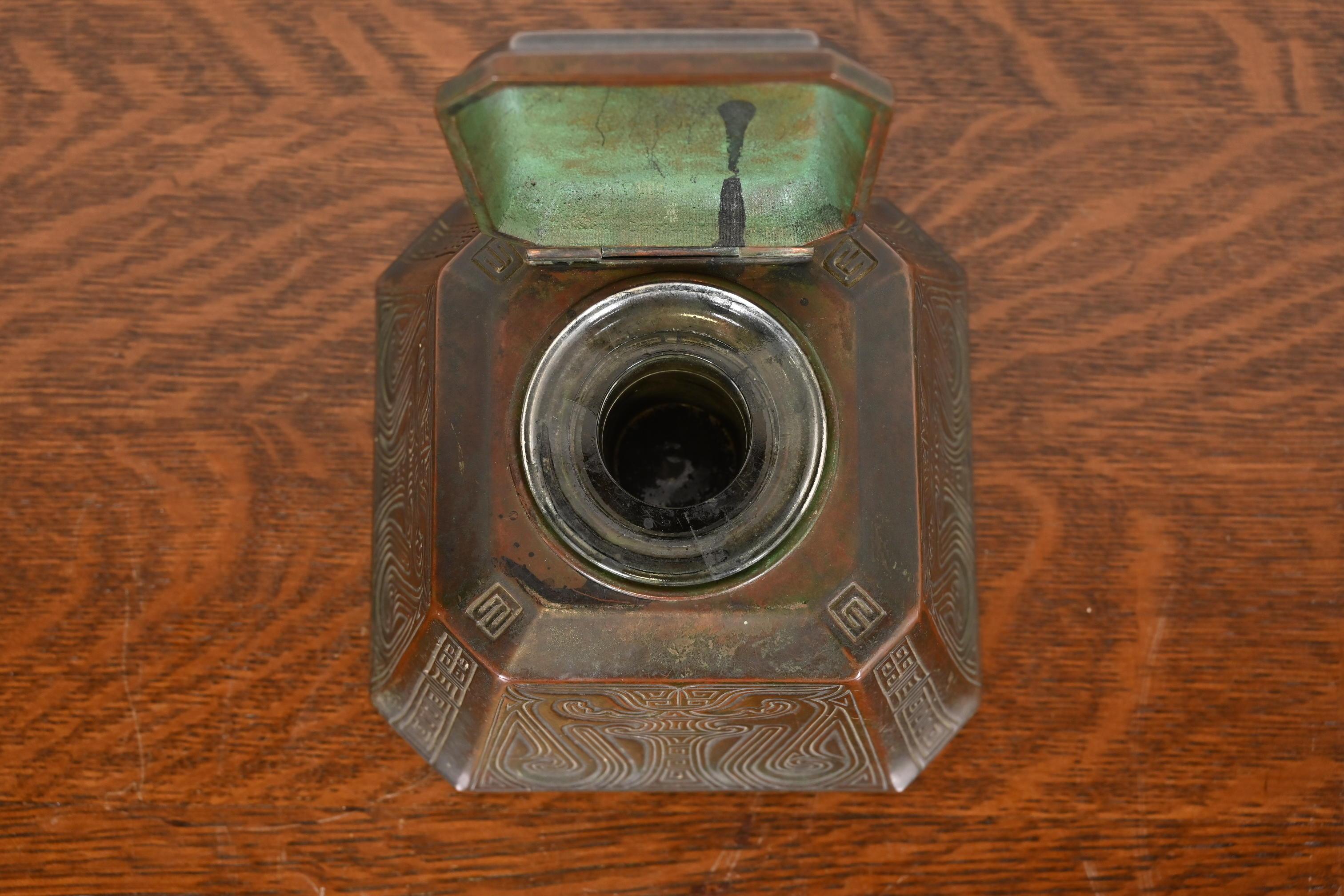 XX secolo Calamaio in bronzo con motivo cinese di Tiffany Studios in vendita