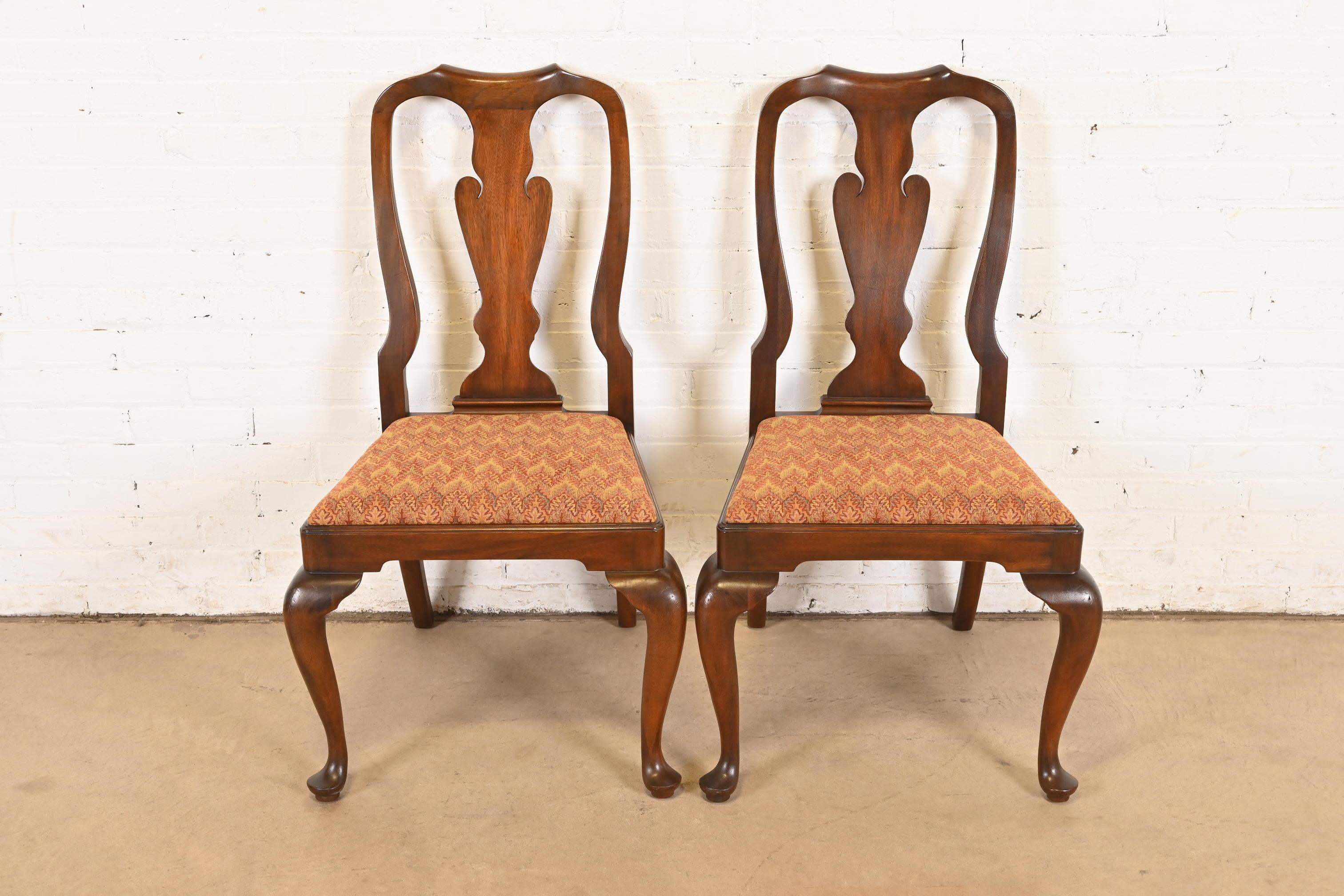 Ein hervorragendes Paar Beistellstühle oder Esszimmerstühle im Queen-Anne- oder georgianischen Stil

Von Henkel Harris

USA, ca. 1980er Jahre

Rahmen aus massivem Mahagoni, mit gepolsterten Sitzen.

Maße: 23 