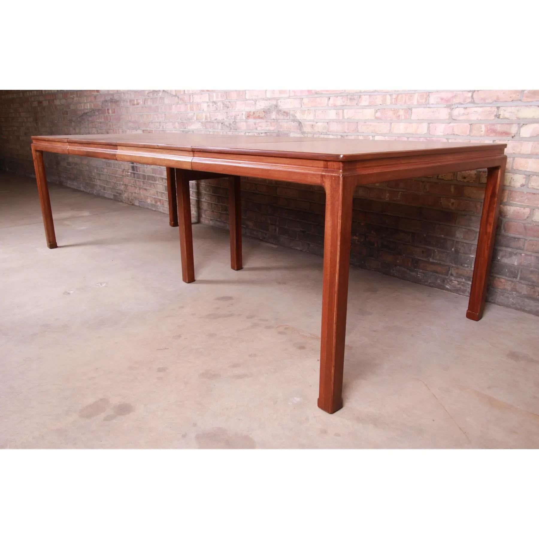 Edward Wormley para Dunbar Janus Collection Mesa de comedor de nogal, recién restaurada Estadounidense en venta