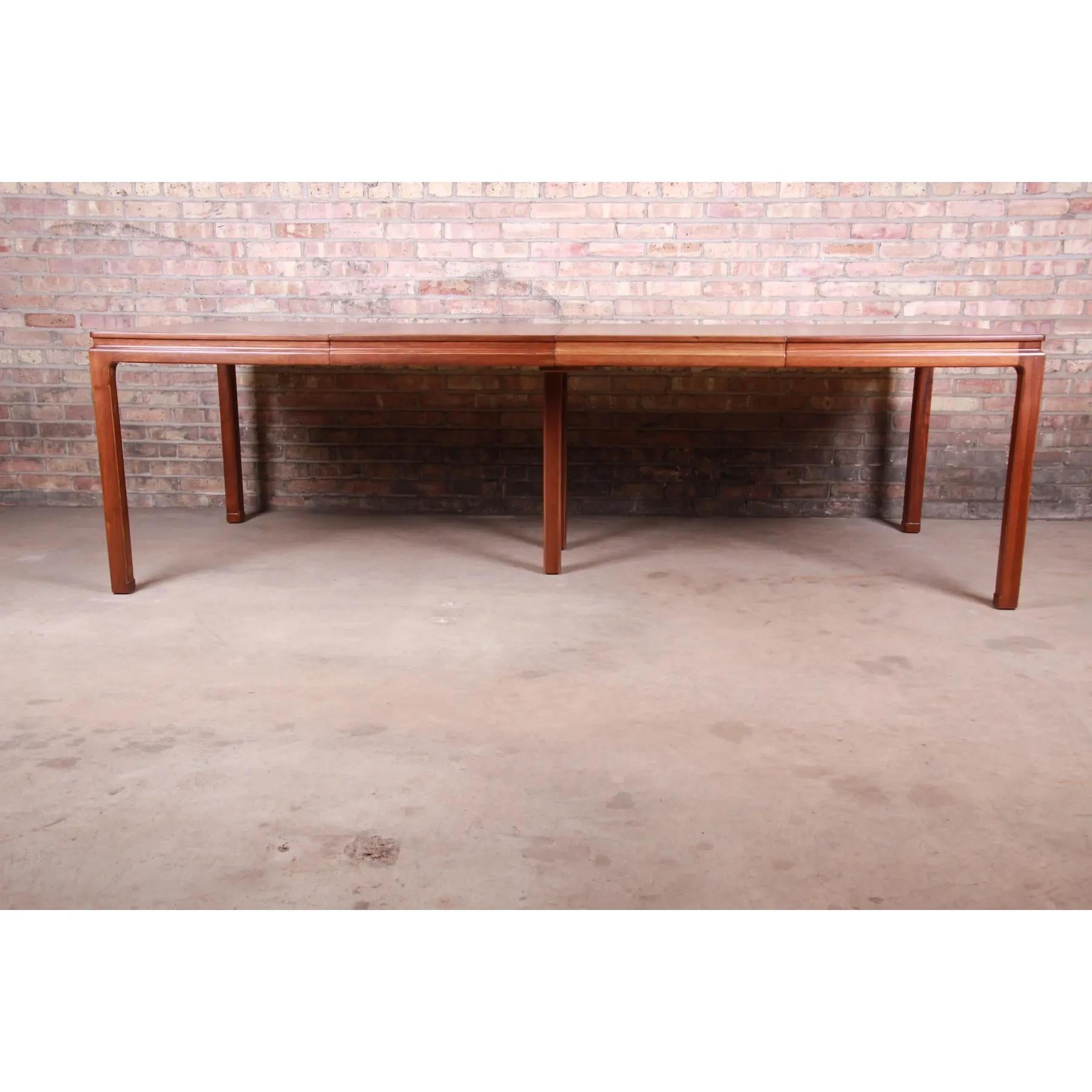 Una excepcional mesa de comedor extensible de estilo moderno de mediados de siglo en nogal a juego con los libros

Por Edward Wormley para Dunbar Furniture

EE.UU., década de 1950

Medidas: 52,5