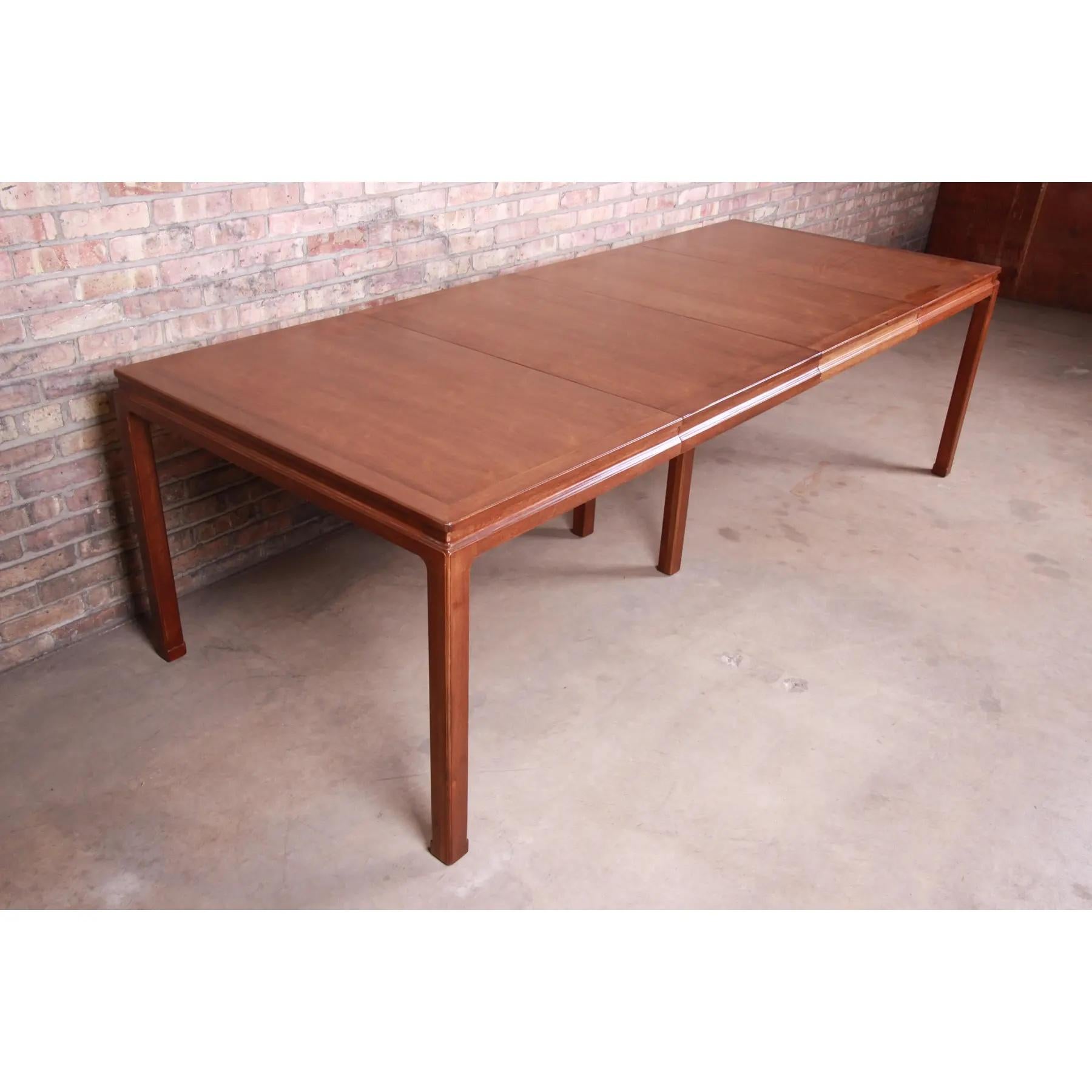 Edward Wormley para Dunbar Janus Collection Mesa de comedor de nogal, recién restaurada en Bueno estado para la venta en South Bend, IN